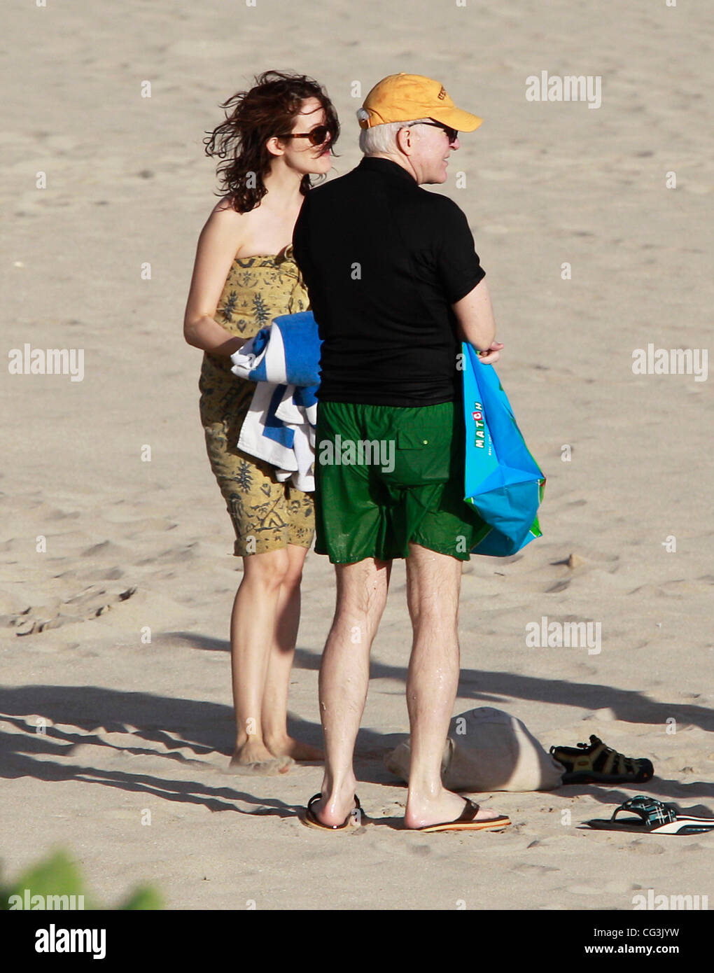 Steve Martin et son épouse Anne Stringfield détente sur la plage de ...