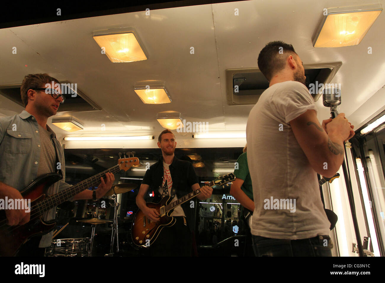 Adam Levine Des Scenes De Tournage Pour Maroon 5 Prochain Clip Never Gonna Leave This Bed Sur Un Chariot A La Facade De Verre Los Angeles Californie 12 01 11 Photo Stock Alamy