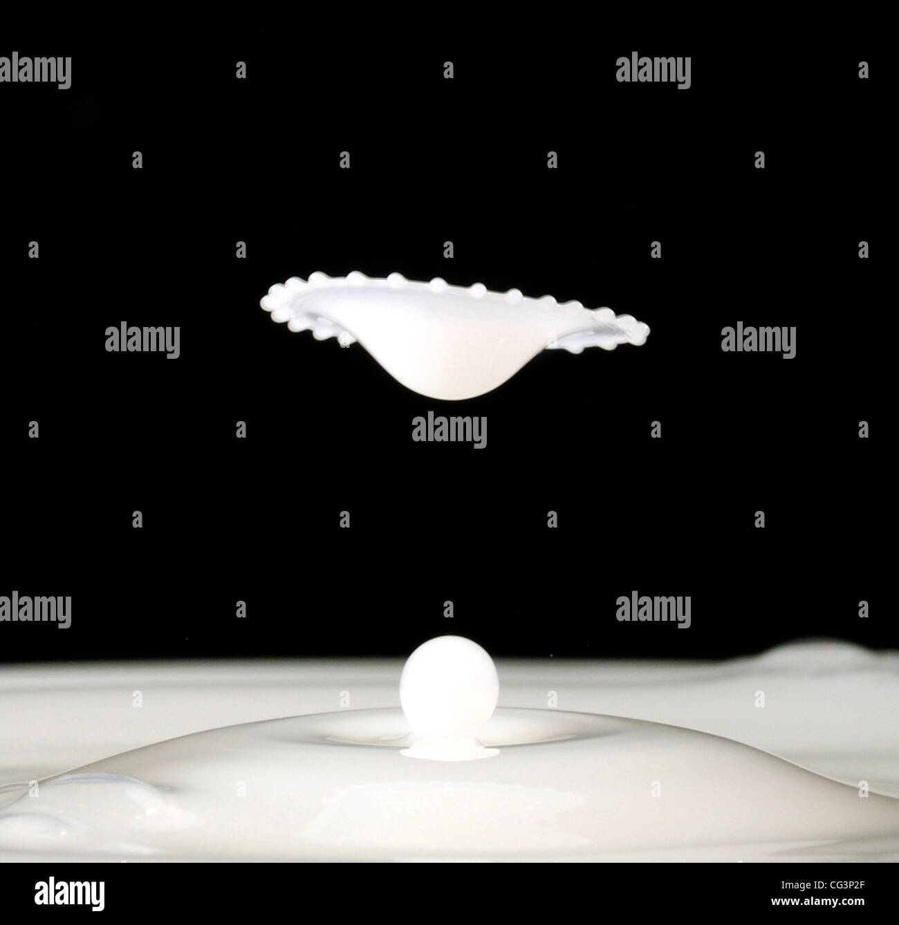 Une photographie à grande vitesse high speed camera capture un tombant goutte de lait Chine - janvier 2011 , Banque D'Images