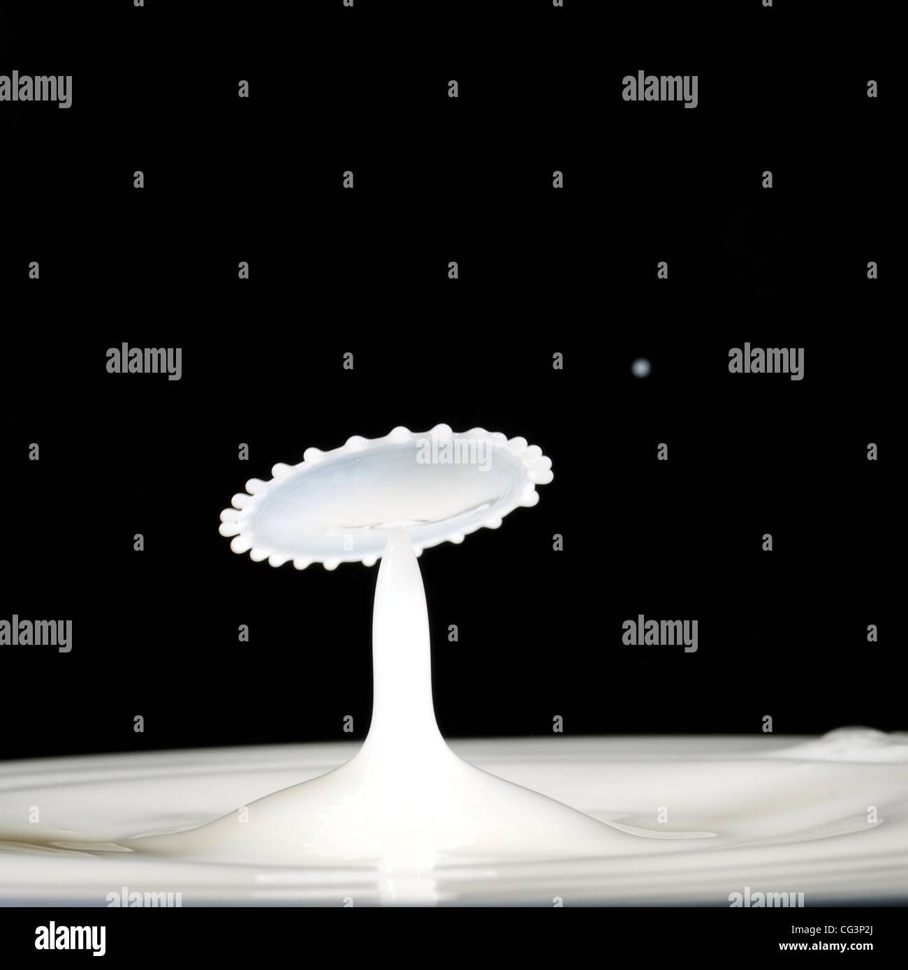 Une photographie à grande vitesse high speed camera capture un tombant goutte de lait Chine - janvier 2011 , Banque D'Images