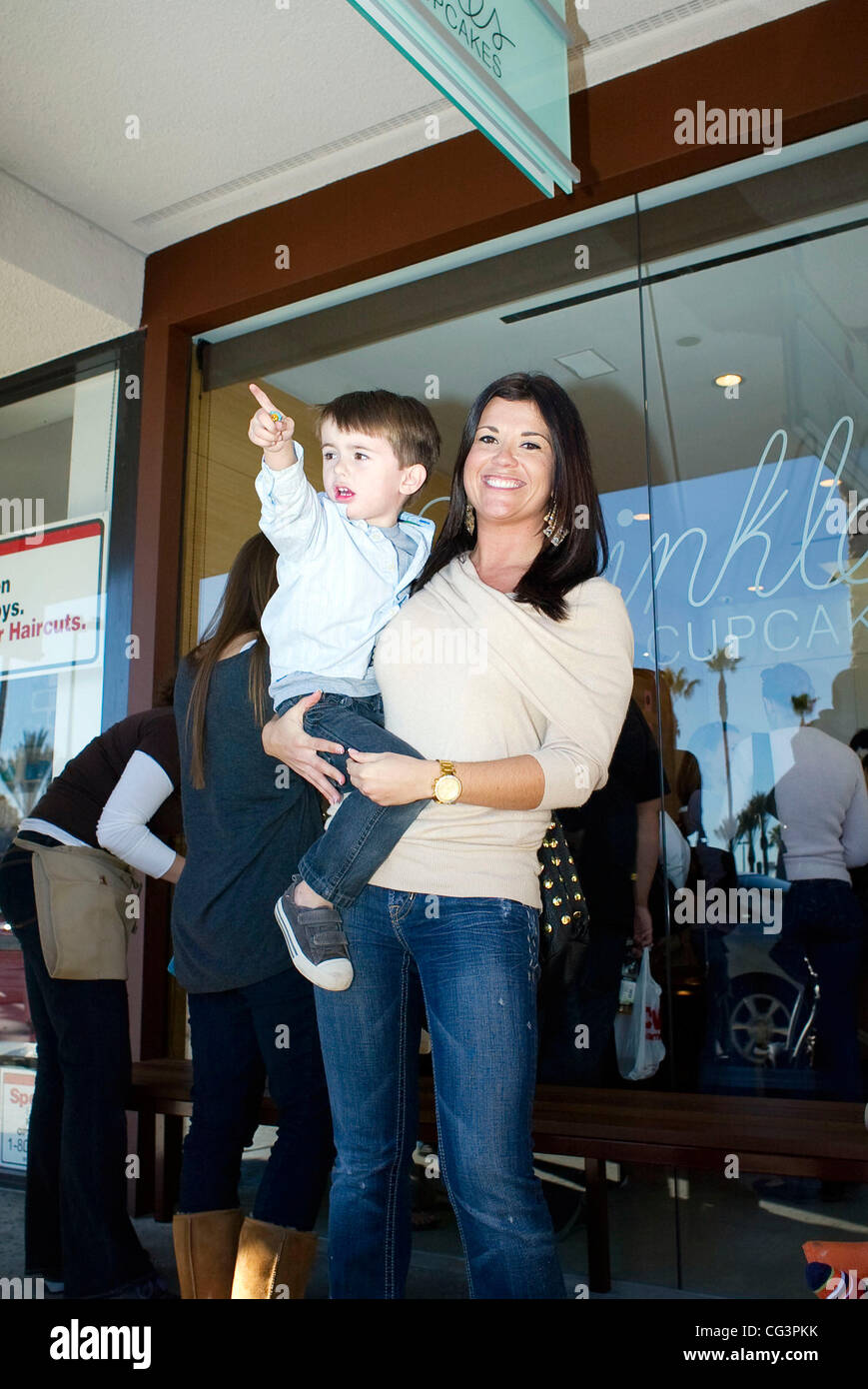 Valisha Savage et son fils à l'ouverture de la nouvelle boutique