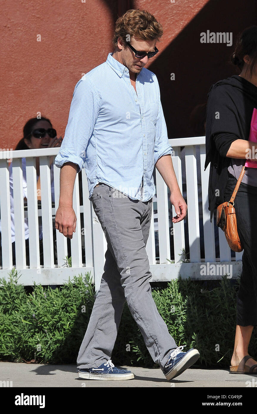 L' acteur, Mentaliste Simon Baker, vu au Brentwood Country Mart. Brentwood, Californie - 26.01.11 Banque D'Images