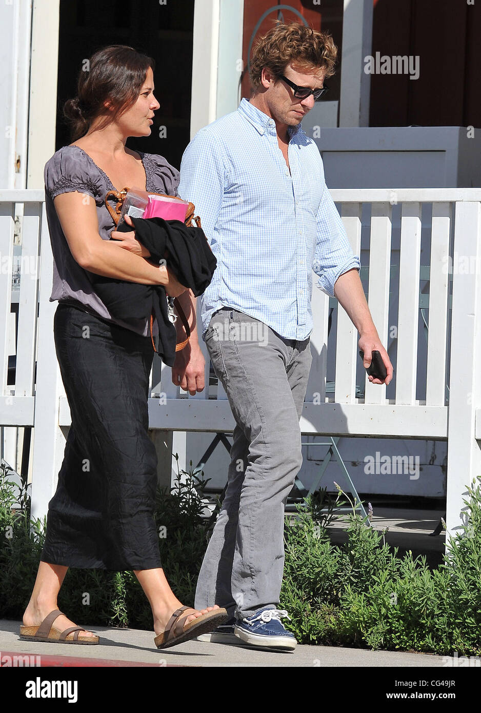 Le mentaliste' acteur, Simon Baker et sa femme Rebecca Rigg sont vus au Brentwood Country Mart. Brentwood, Californie - 26.01.11 Banque D'Images