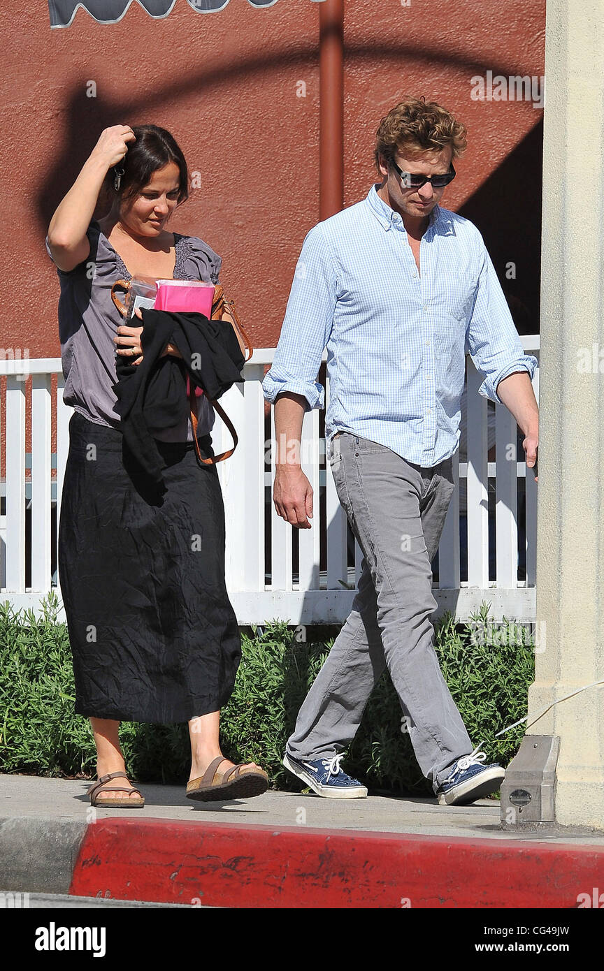 Le mentaliste' acteur, Simon Baker et sa femme Rebecca Rigg sont vus au Brentwood Country Mart. Brentwood, Californie - 26.01.11 Banque D'Images