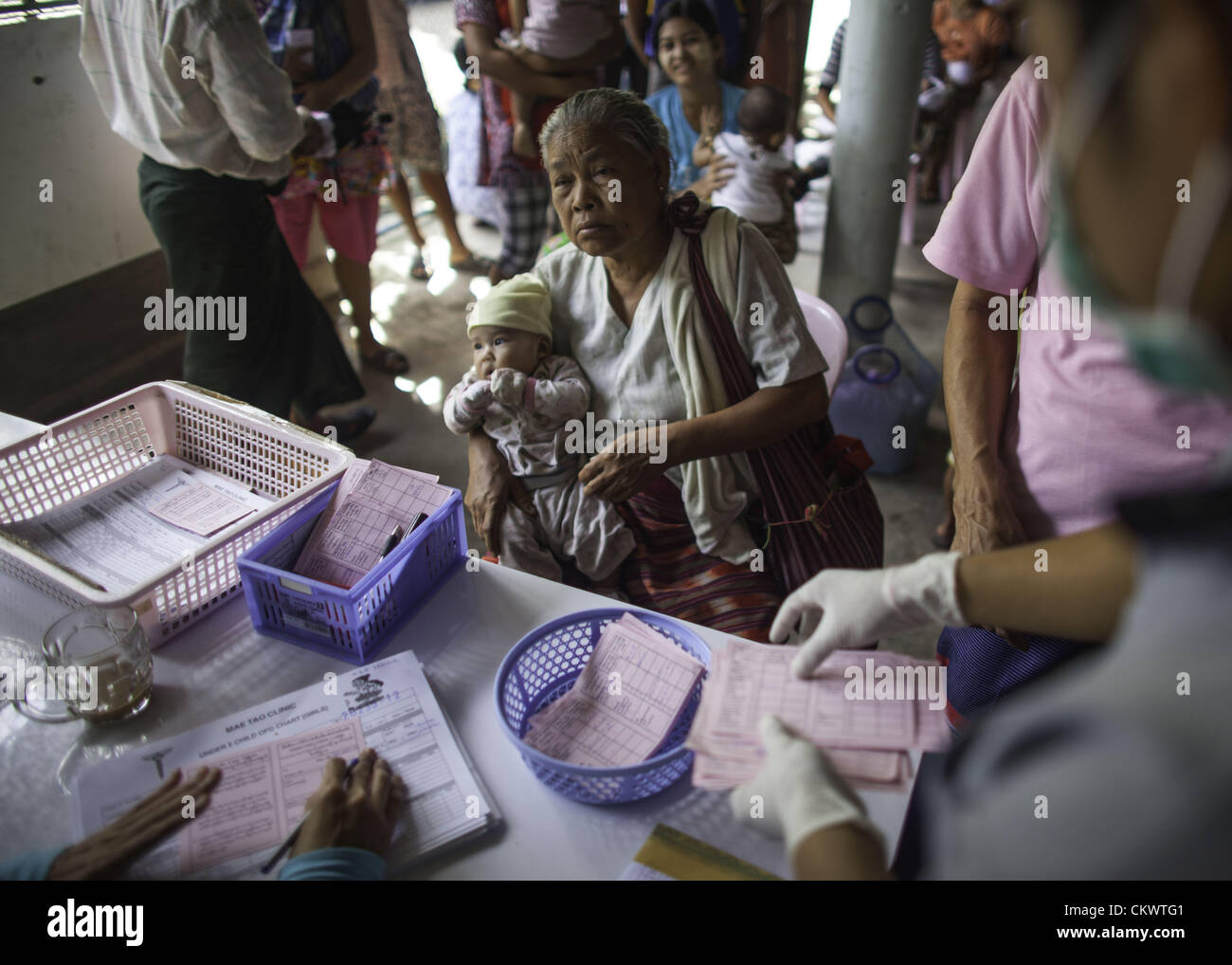 22 août 2012 - Mae Sot, Thaïlande - migrants birmans cherchent l'immunisation de leurs enfants à la clinique Mae Tao près de Mae Sot, en Thaïlande, le jeudi, Août 22, 2012. En raison de récentes mesures prises par des organisations non gouvernementales de la frontière thaïlandaise à l'intérieur de la Birmanie, la clinique Mae Tao, qui fournit des soins de santé à près de 500 migrants birmans par jour, est confrontée à des questions de financement. Fondée en 1989 par Karen ethniques médecin Dr. Cynthia Maung, la clinique a été lancé en réponse directe aux besoins de milliers de réfugiés qui avaient fui en Thaïlande à la suite d'une violente répression des démons pro-démocratie Banque D'Images