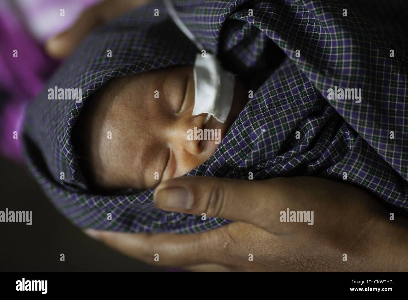 22 août 2012 - Mae Sot, Thaïlande - migrants birmans cherchent l'immunisation de leurs enfants à la clinique Mae Tao près de Mae Sot, en Thaïlande, le jeudi, Août 22, 2012. En raison de récentes mesures prises par des organisations non gouvernementales de la frontière thaïlandaise à l'intérieur de la Birmanie, la clinique Mae Tao, qui fournit des soins de santé à près de 500 migrants birmans par jour, est confrontée à des questions de financement. Fondée en 1989 par Karen ethniques médecin Dr. Cynthia Maung, la clinique a été lancé en réponse directe aux besoins de milliers de réfugiés qui avaient fui en Thaïlande à la suite d'une violente répression des démons pro-démocratie Banque D'Images