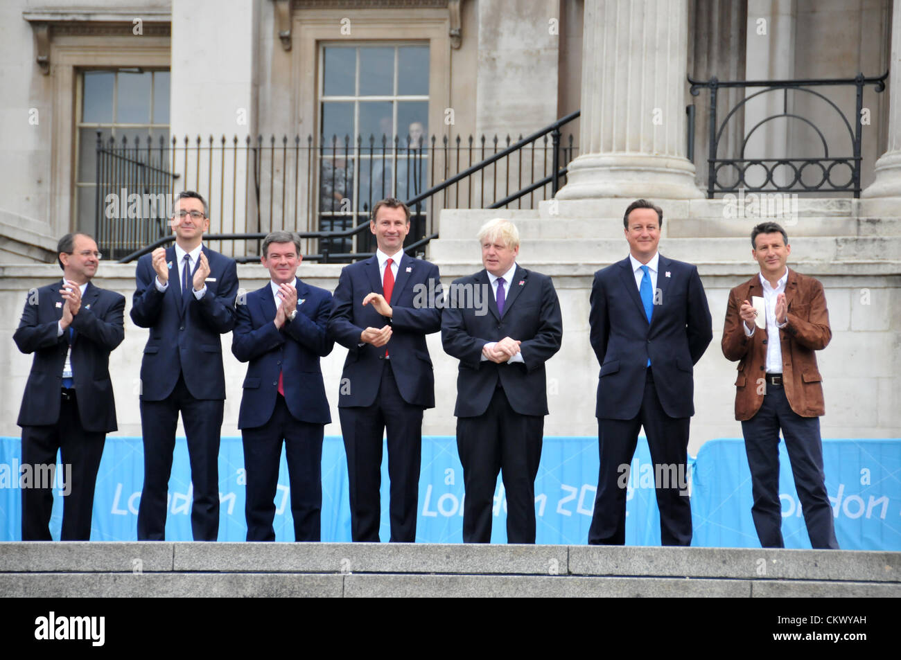 Trafalgar Square, Londres, Royaume-Uni. 24 août 2012. Le premier ministre David Cameron, le maire de Londres Boris Johnson, président du LOCOG, Sebastian Coe et Jeremy Hunt d'autres réagissent comme Chris Holmes OBE parle à la cérémonie pour la vasque à Trafalgar Square pour les Jeux Paralympiques de 2012 à Londres. Banque D'Images