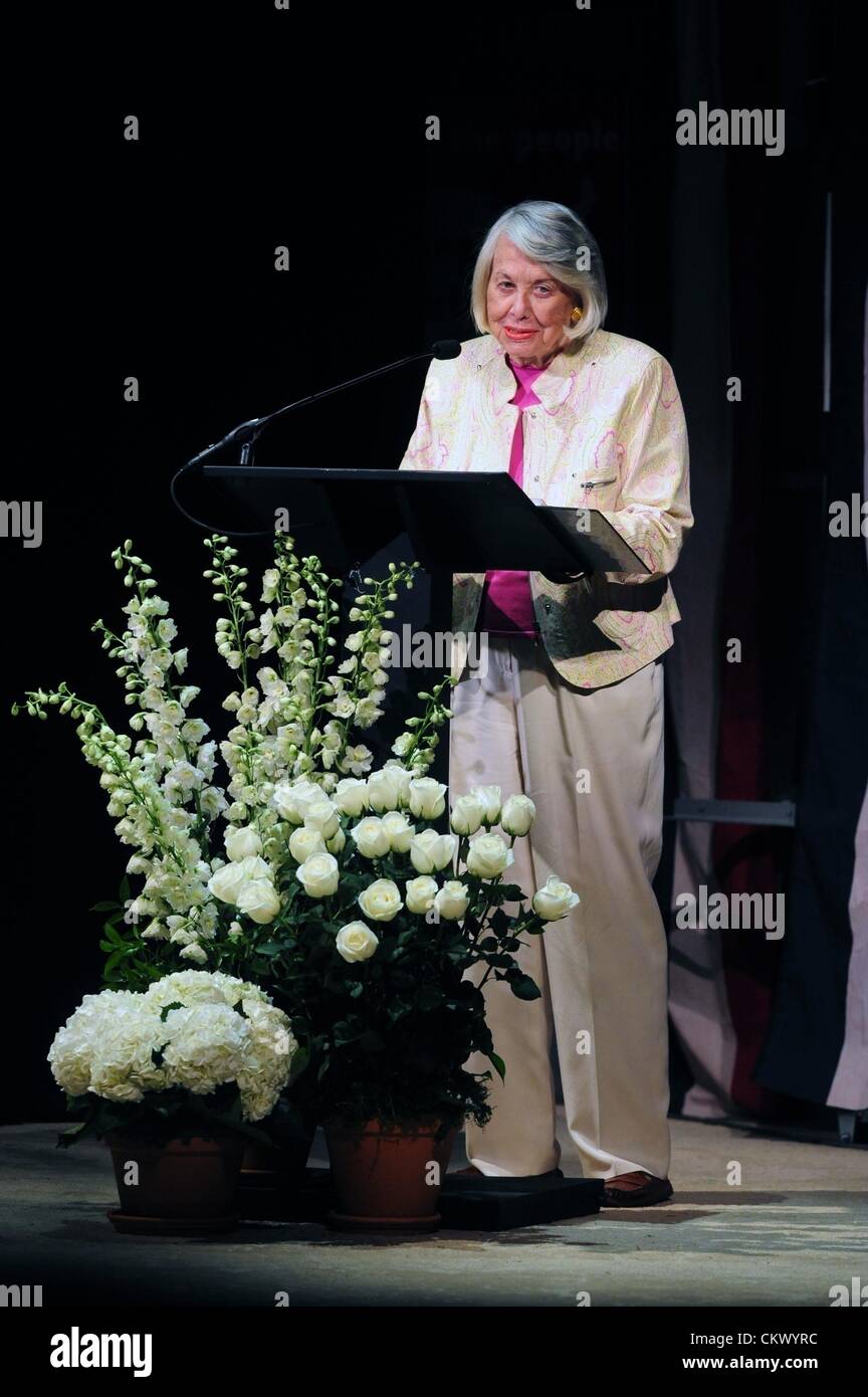 23 août 2012 - Manhattan, New York, États-Unis - LIZ SMITH lit un message de David Mamet au cours de Gore Vidal, une célébration, d'honorer et célébrer la vie avec les sélections de son travail et des histoires de ceux qui l'ont connu. Gerald Schoenfeld Theatre. (Crédit Image : © Bryan Smith/ZUMAPRESS.com) Banque D'Images