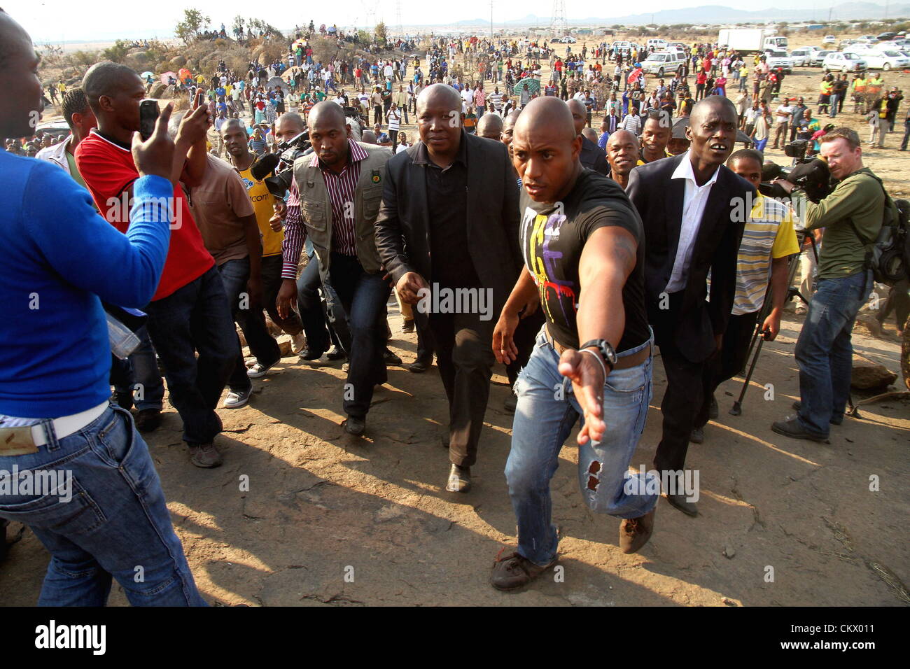 23 août 2012, RUSTENBURG, AFRIQUE DU SUD : expulsés Ligue de jeunesse de l'ANC Julius Malema, le Président et le Secrétaire général de la Ligue des jeunes Sindiso Magaxa remontant la falaise mineurs ont été recueillis dans le cadre de leur protestation contre leurs employeurs à Lonmin Rustenburg, Afrique du Sud. (Photo par Gallo Images / The Times / Moeletsi Mabe) Banque D'Images