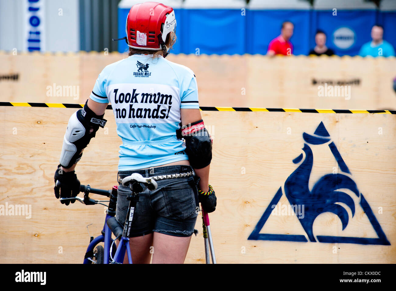 Londres, Royaume-Uni - 24 août 2012 : l'un des joueurs porte une lecture jersey 'Regarde maman pas de mains !' pendant les Hell's Belles Vol 2, Mesdames Bike Polo Tournament à Bethnal Green Gardens. Credit : pcruciatti / Alamy Live News Banque D'Images