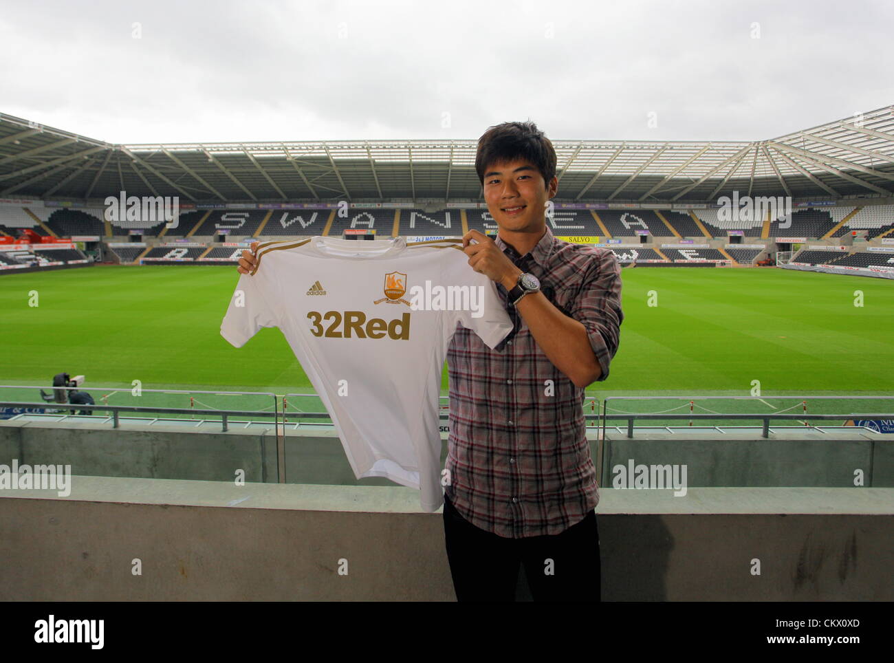 Sur la photo : nouvelle signature de Swansea, Ki Sung-Yueng au Liberty Stadium, dans le sud du Pays de Galles. Vendredi 24 Août 2012 Re : Milieu de terrain Sung-Yeung Ki a terminé son presque 6 millions de livres sterling à Swansea City FC de Celtic. Banque D'Images