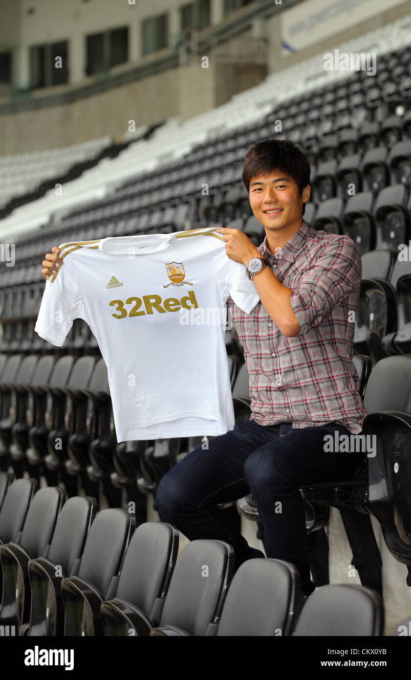 Sur la photo : nouvelle signature de Swansea, Ki Sung-Yueng au Liberty Stadium, dans le sud du Pays de Galles. Vendredi 24 Août 2012 Re : Milieu de terrain Sung-Yeung Ki a terminé son presque 6 millions de livres sterling à Swansea City FC de Celtic. Banque D'Images
