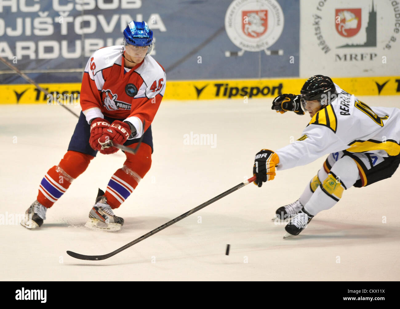 Le 24 août 2012. Match de hockey sur glace trophée européen, la Division de l'Est, CSOB Pojistovna HC Pardubice vs Brynas si à Pardubice, République tchèque. Jan Buchtele (gauche) de Pardubice et Victor Berglind de Brynas. (Photo/CTK Josef Vostarek) Banque D'Images