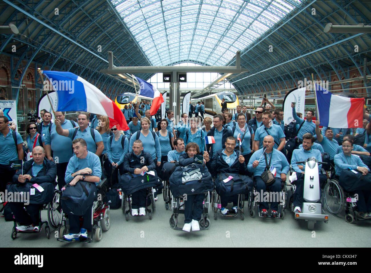 25 août 2012. St Pancras, London, UK. L'équipe paralympique Français arrivent sur l'eurostar à St Pancras en avance sur les Jeux Paralympiques de Londres 2012. Banque D'Images