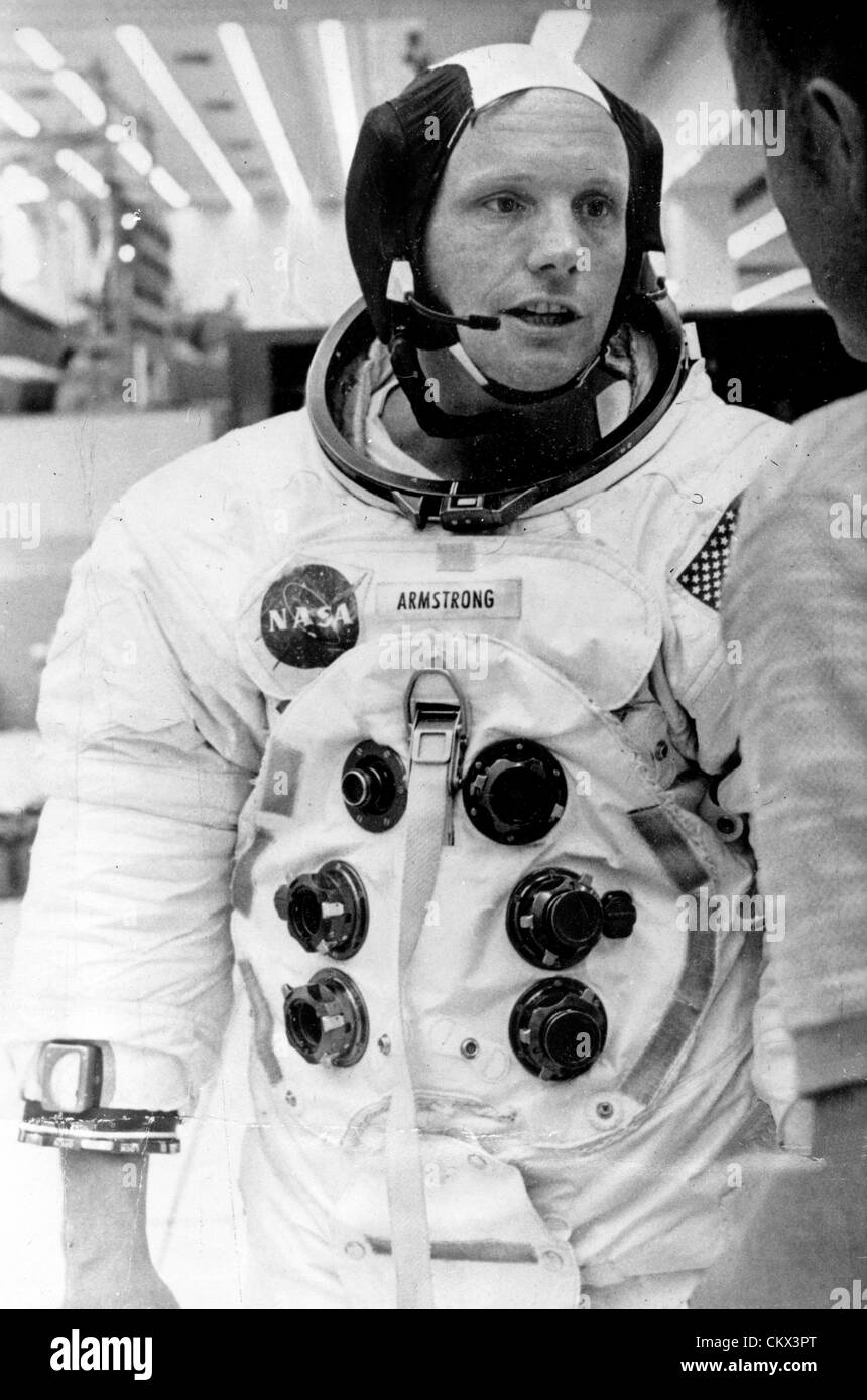 NEIL ARMSTRONG, l'astronaute américain qui est devenu le premier homme à poser le pied sur la lune, est décédé à 82. Armstrong a été commandant de la mission Apollo 11 qui a atterri sur la lune le 20 juillet 1969. Comme il a mis le pied sur la surface lunaire il prononça les mots célèbres "c'est un petit pas pour un homme, un bond de géant pour l'humanité." Photo : 18 juillet 1969 - Cape Canaveral, Floride, États-Unis - c'est l'une des dernières photos prises d'Apollo II Commandant Neil ARMSTRONG, qui sera le premier à mettre ses pieds sur la surface de la Lune tôt lundi matin, avant que lui et deux autres astronautes pour le m Banque D'Images
