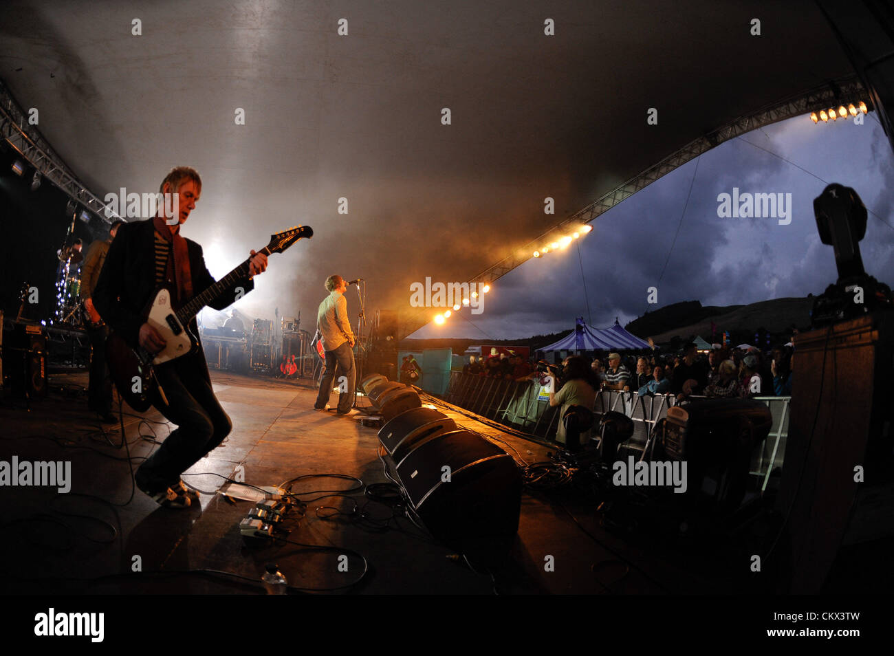 Une oasis hommage groupe jouant de couvrir les versions des chansons à succès des groupes au grand hommage Festival 2012 Lovesgrove, Aberystwyth, UK Samedi 25 août 2012 . Le seul week-end Pays de Galles uniquement dédié à l'événement musique hommage bandes. August Bank Holiday Weekend. photo©keith morris Banque D'Images