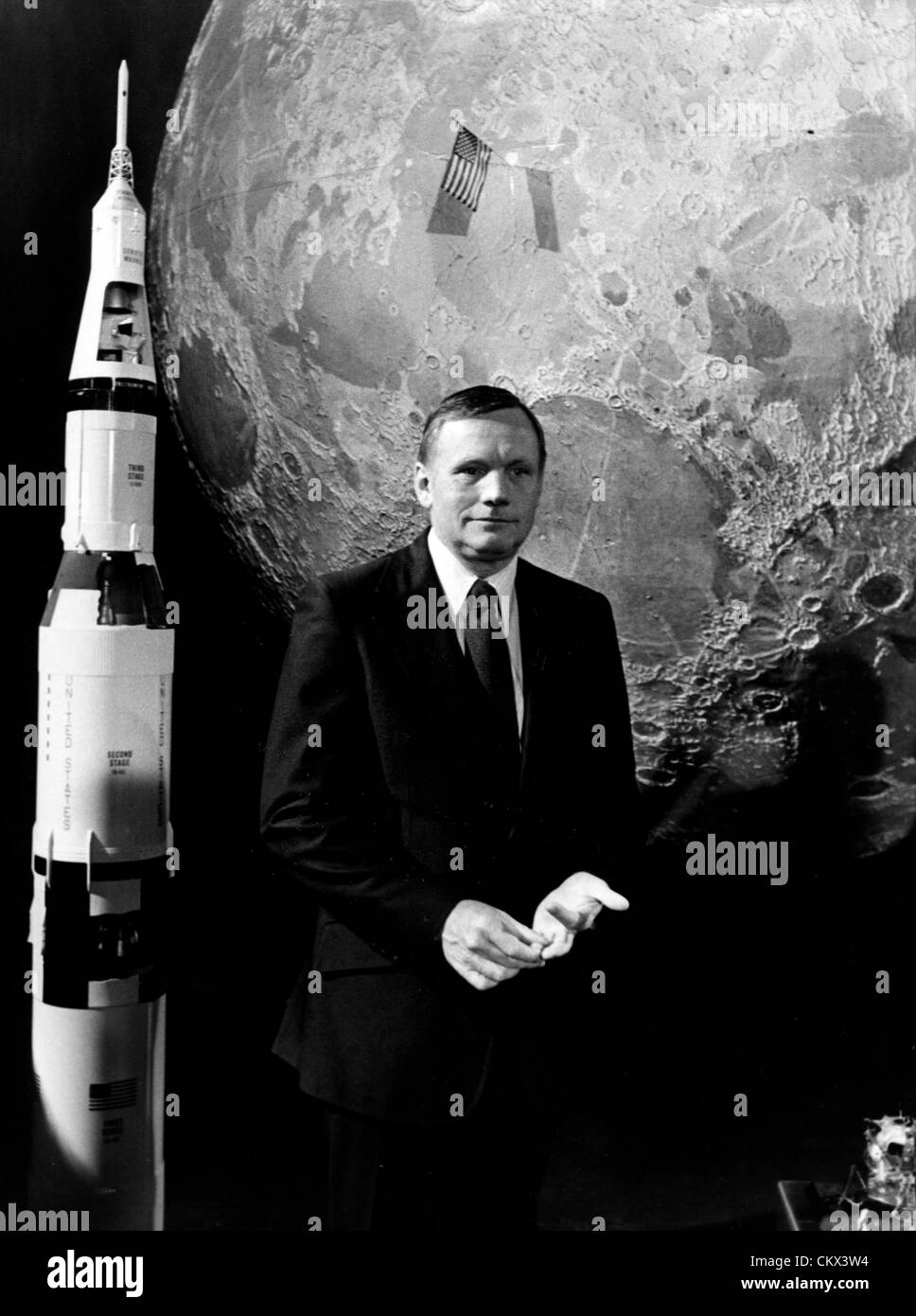Juillet 21, 1979 - Paris, France - le premier homme sur la lune, Neil Armstrong a été de répondre à toutes les questions de l'auditoire de l'émission "Les dossiers de l'ecran' (le fichier de l'écran) pour célébrer le 10e anniversaire de la conquête de la lune (20 juillet 1969). La photo montre Neil pendant le spectacle est Paris. (Crédit Image : © Keystone Photos USA/ZUMAPRESS.com) Banque D'Images
