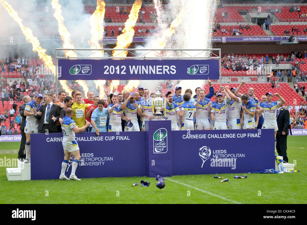 25 août 2012. Londres, Angleterre. Warrington célébrer après la Carnegie Challenge Cup Finale entre Leeds Rhinos et Warrington Wolves du stade de Wembley. Banque D'Images