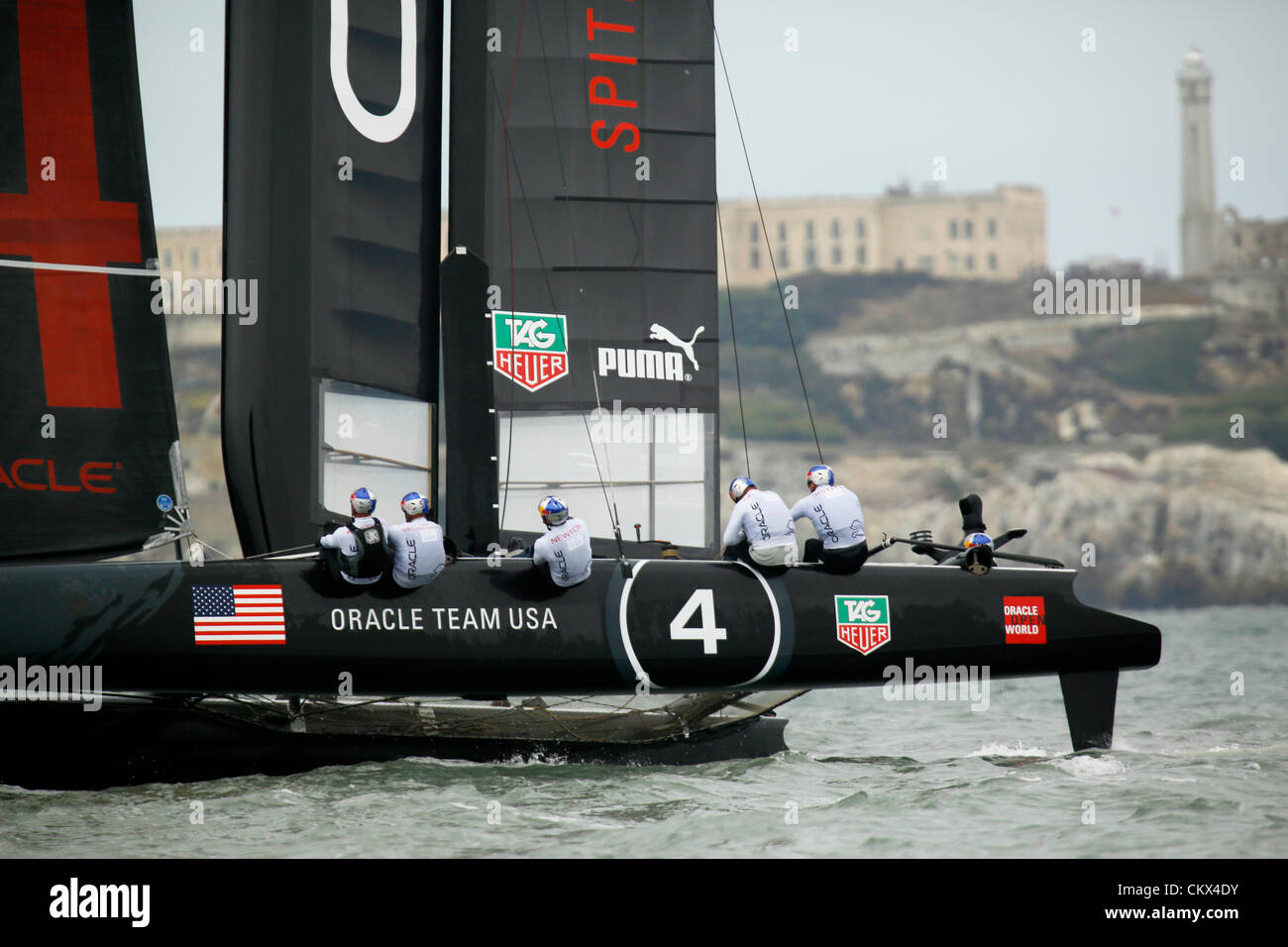 25 août 2012 - San Francisco, Californie, États-Unis - America's Cup World Series, San Francisco, CA, 25 août 2012. La flotte de la course finale day action en face d'Alcatraz. ORACLE TEAM USA SPITHILL (Jimmy Spithill) gagne la course (crédit Image : © Kovic Dinno/ZUMAPRESS.com) Banque D'Images