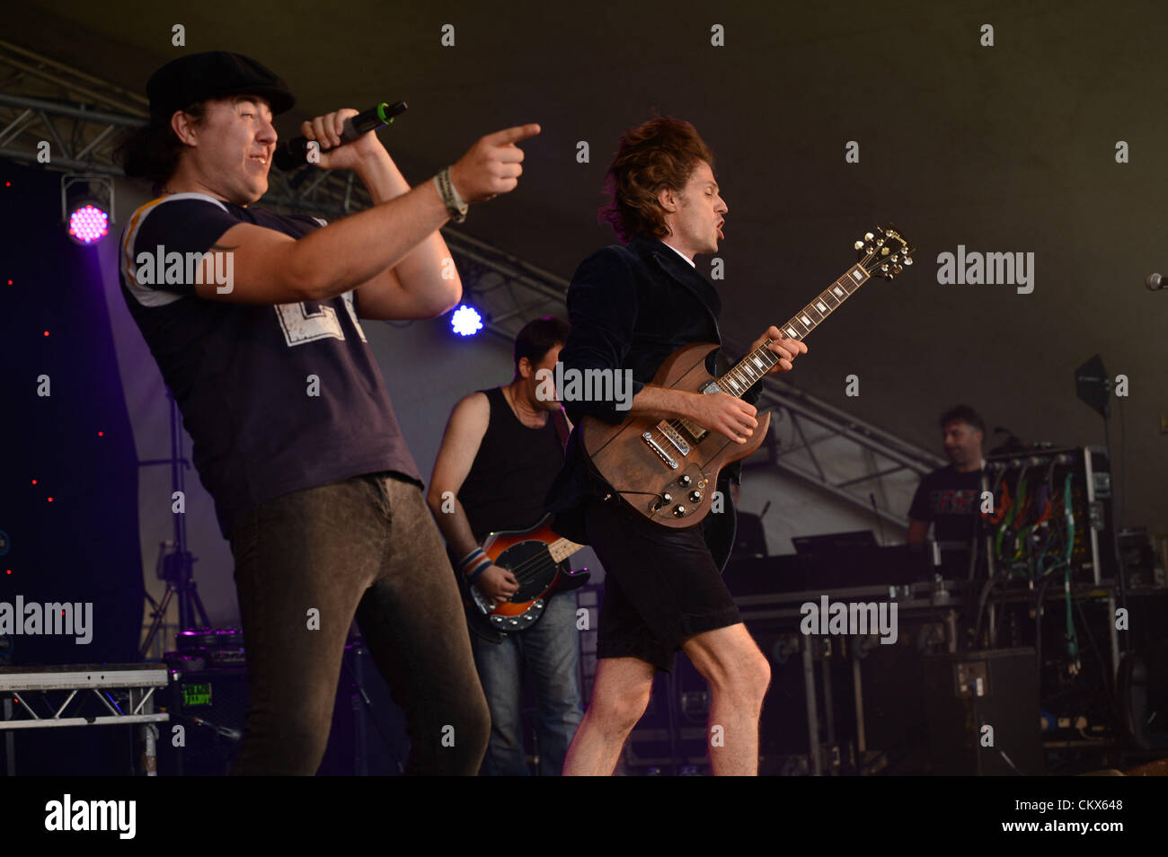 Dimanche 26 août 2012. Un adaptateur AC/DC couvre groupe jouant sur scène au grand Festival Hommage, Aberystwyth au Pays de Galles au Royaume-Uni. Le seul week-end Pays de Galles uniquement dédié à l'événement musique hommage bandes. August Bank Holiday Weekend. photo©keith morris ©keith morris 2012 Banque D'Images
