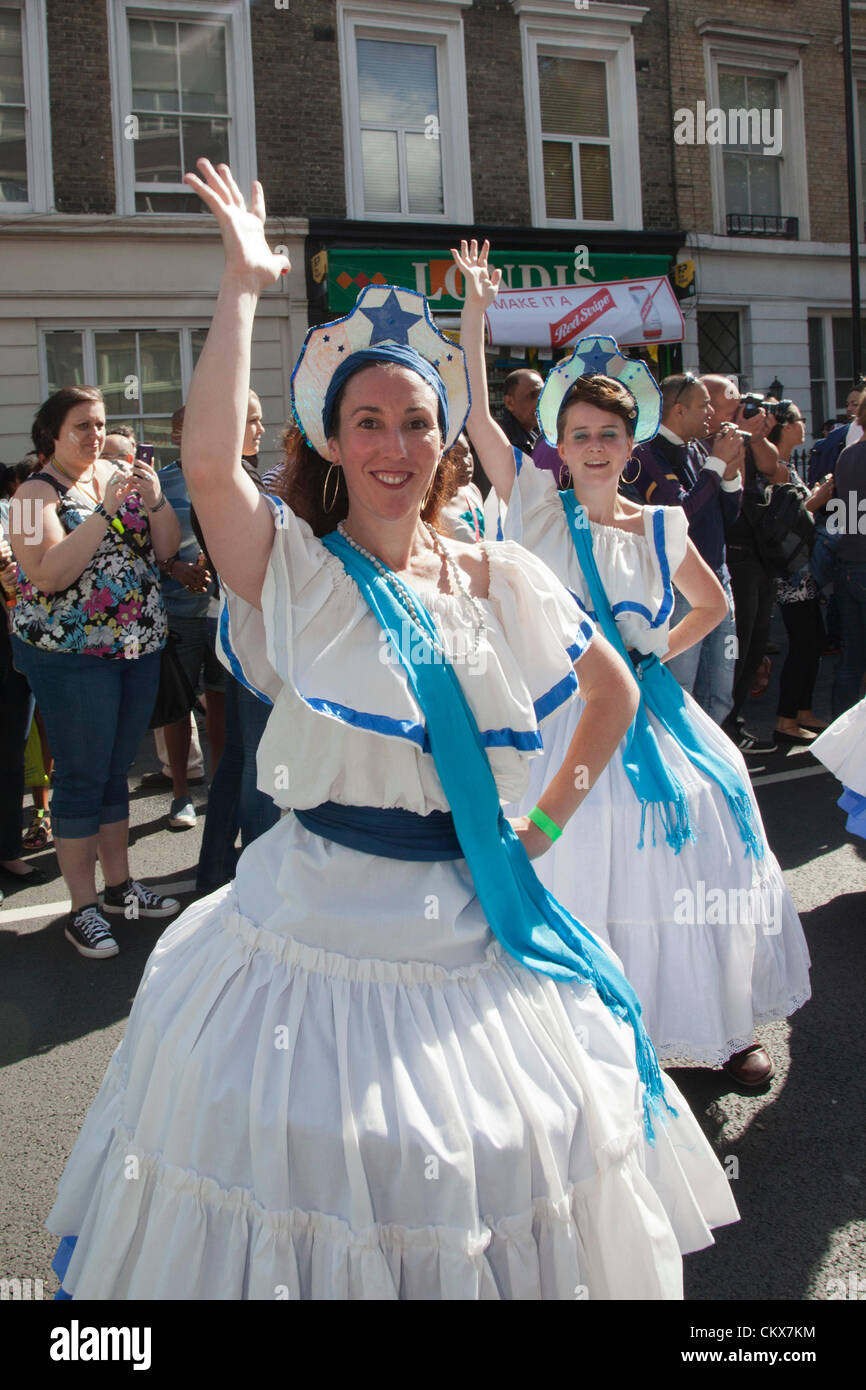 26 août 2012. Londres, Angleterre, Royaume-Uni. Le carnaval de Notting Hill, le plus grand carnaval de rue, commence dehors en plein soleil sur la fête des enfants. Banque D'Images