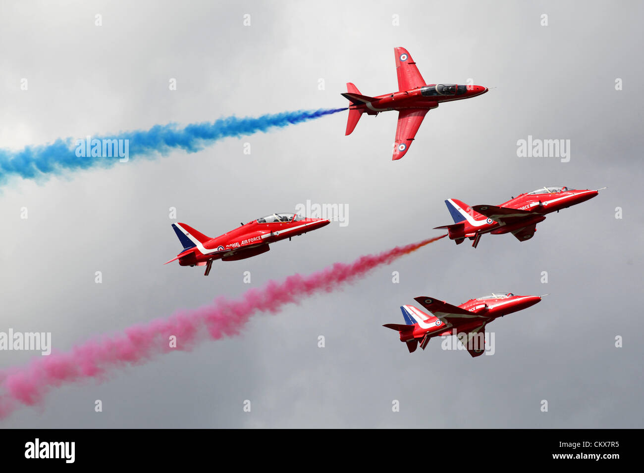 26 août 2012. Les flèches rouges wow la foule dans les escadres et les roues, Dunsfold, Surrey - 26.8.12 aujourd'hui avec un affichage spectaculaire. Wings & Wheels fête son 70e anniversaire cette année avec une variété de l'air dynamique et de conduite automobile affiche, stunt, conduite véhicule statique expositions, shopping, la danse, des groupes live et arena attractions. L'airshow a contribué à amasser plus de 250 000 € pour les organismes de bienfaisance enregistrés à ce jour. Banque D'Images