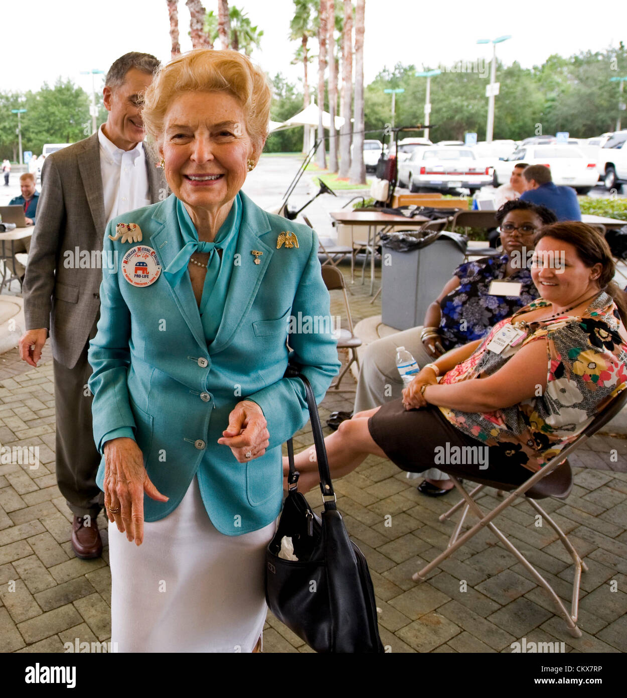 Le 26 août 2012 - Tampa, FL, USA - anti-féministe Phyllis Schlafly arrive pour un rassemblement de prière parrainée par l'accent sur la famille et la politique familiale de la Floride au Conseil de l'église de la rivière à la veille de la Convention nationale républicaine de 2012. Banque D'Images