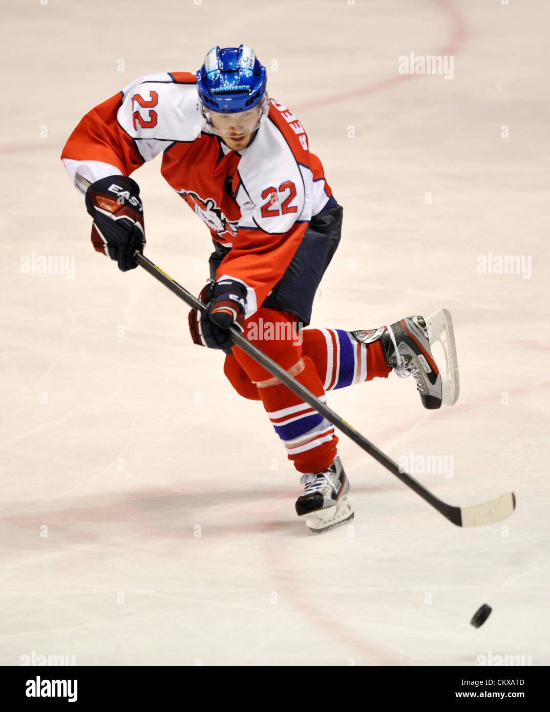 Roberto Luongo (Brynas) pendant le hockey sur glace trophée européen, la Division de l'Est match HC Pardubice, CSOB Pojistovna vs Brynas si à Pardubice, République tchèque le 24 août 2012. (Photo/CTK Josef Vostarek) Banque D'Images