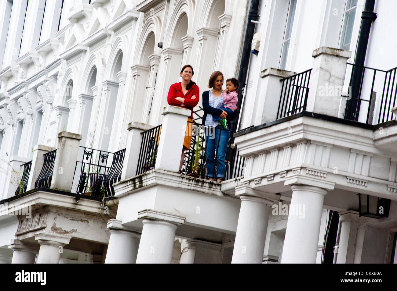 Londres, Royaume-Uni - 27 août 2012 : spectateurs regarder le défilé d'un balcon à l'assemblée annuelle de Notting Hill Carnival. Credit : pcruciatti / Alamy Live News. Banque D'Images
