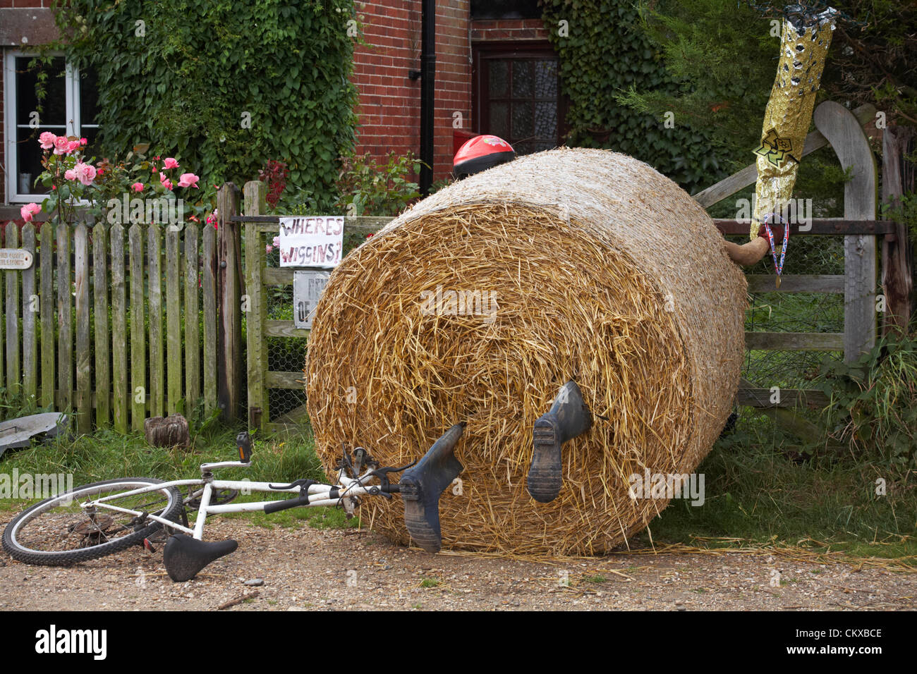 Bisterne, parc national New Forest, Hampshire, UK Lundi 27 août 2012. Bisterne Scarecrow Festival 2012. Torche oublié - où est Wiggins ? Banque D'Images