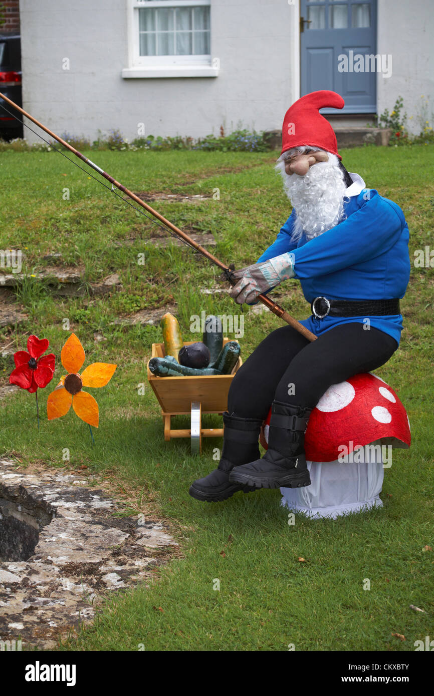 27 août 2012. Bisterne, parc national New Forest, Hampshire, Royaume-Uni. Bisterne Scarecrow Festival 2012. Gnome et de jardins. Credit : Carolyn Jenkins / Alamy Live News Banque D'Images