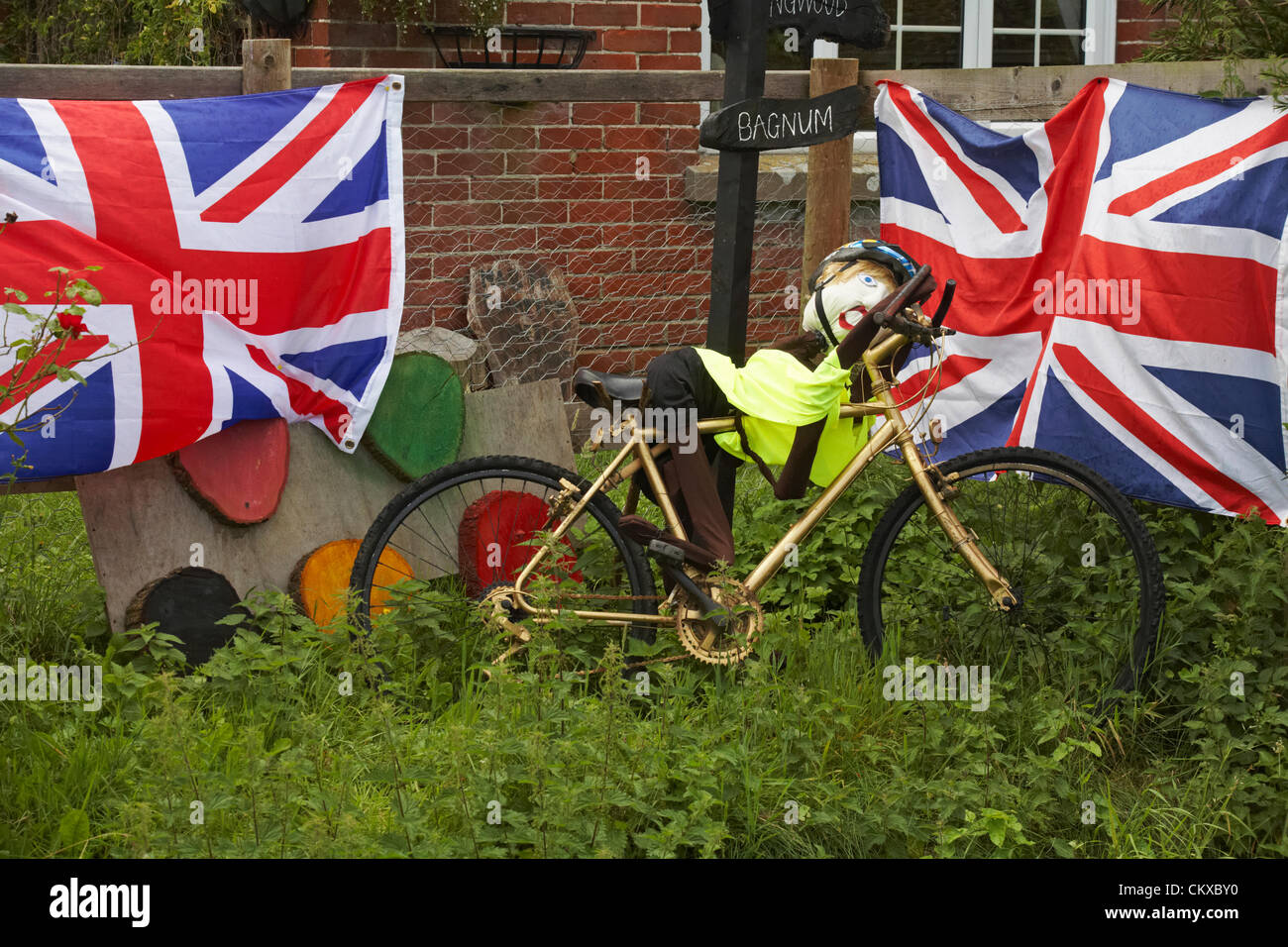 27 août 2012. Bisterne, parc national New Forest, Hampshire, Royaume-Uni. Bisterne Scarecrow Festival 2012. Tour de Bisterne. Credit : Carolyn Jenkins / Alamy Live News Banque D'Images