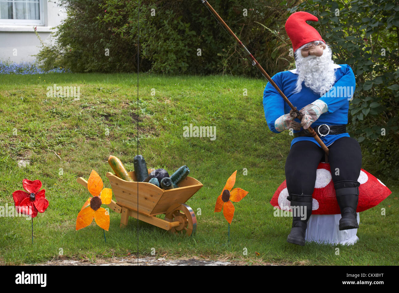 27 août 2012. Bisterne, parc national New Forest, Hampshire, Royaume-Uni. Bisterne Scarecrow Festival 2012. Gnome et de jardins. Credit : Carolyn Jenkins / Alamy Live News Banque D'Images