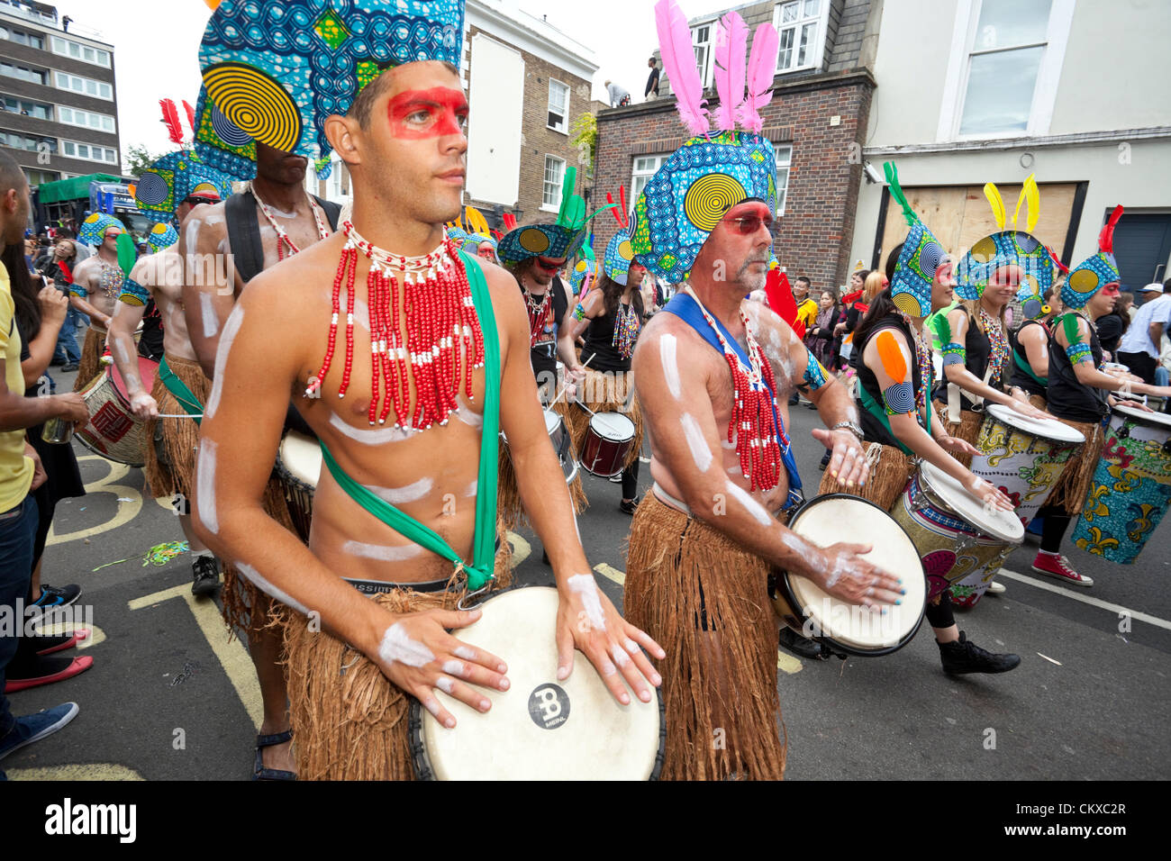 Août 27th, 2012, Londres, Royaume-Uni. Notting Hill Carnival drummers effectuer dans des costumes colorés. Banque D'Images