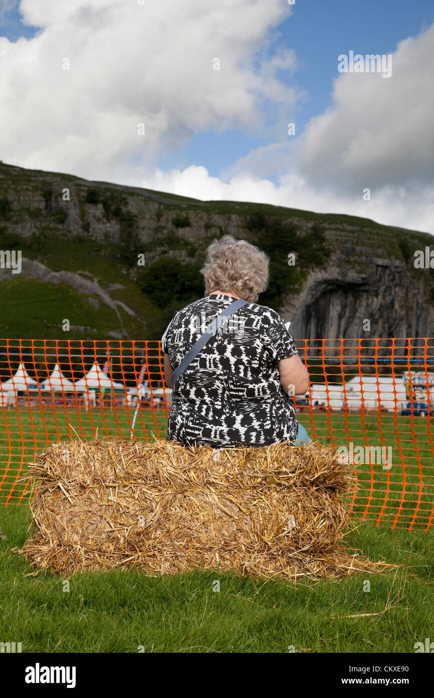 Le spectateur assis sur des balles de paille au 115e spectacle annuel de Kilnsey et des sports sur les vacances de banque le mardi 28 août 2012. Le spectacle des Yorkshire Dales est organisé par la Upper Wharfedale Agricultural Society près de Kilnsey Crag, à 12 kilomètres au nord de Skipton. Credit: Cernan Elias / Alamy Live News Banque D'Images