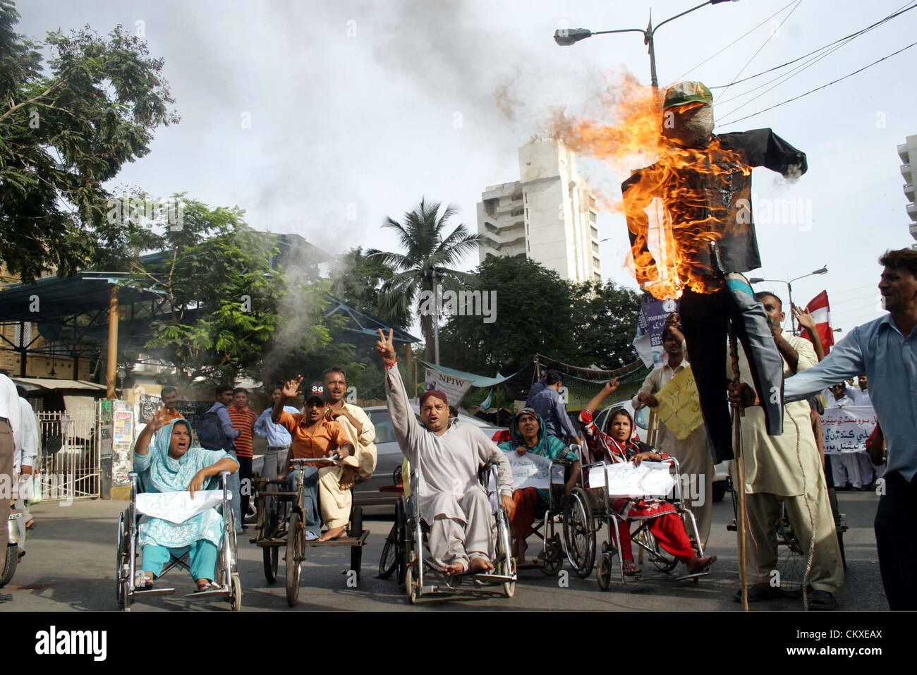 Désactiver personnes brûler comme effigie ils protestent en faveur de leurs revendications au cours d'une manifestation de protestation à Karachi press club le mardi 28 août, 2012. Banque D'Images