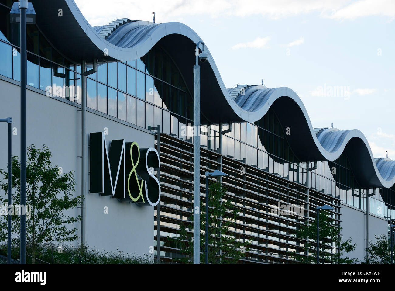 Le produit phare du magasin Marks & Spencer à Cheshire Oaks, Cheshire, Royaume-Uni qui s'ouvre au public à 10h00 mercredi 29 août 2012. Il sera ouvert par Directeur Marc Bolland avec Joanna Lumley. Banque D'Images