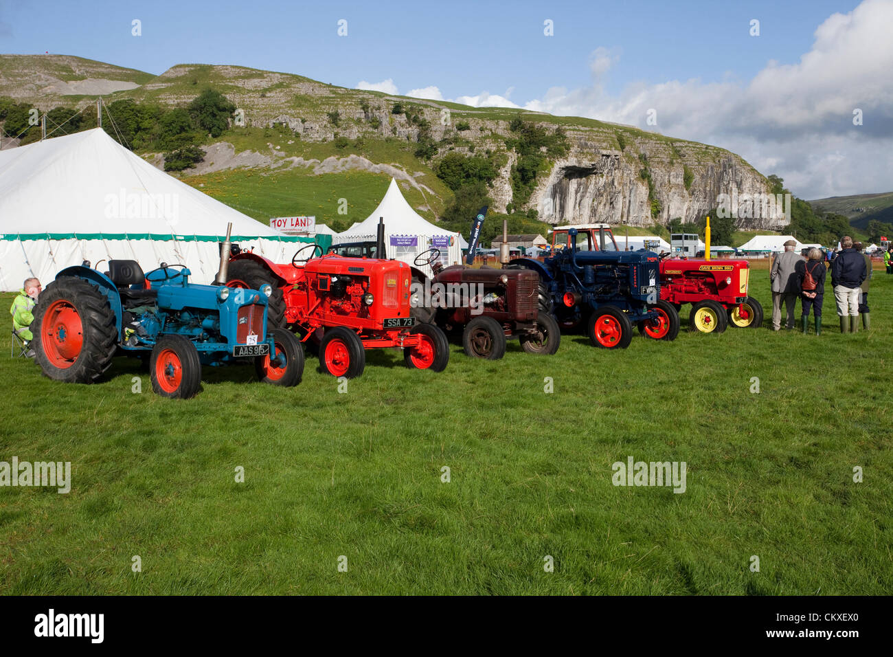 Le Yorkshire, UK. L'affichage du tracteur classique et vintage à la 115e spectacle annuel Kilnsey & Sports le mardi 28 août, 2012. Les Yorkshire Dales showpiece est organisée par la Société d'Agriculture Wharfedale près de Kilnsey Crag, 12 miles au nord de Skipton. Banque D'Images