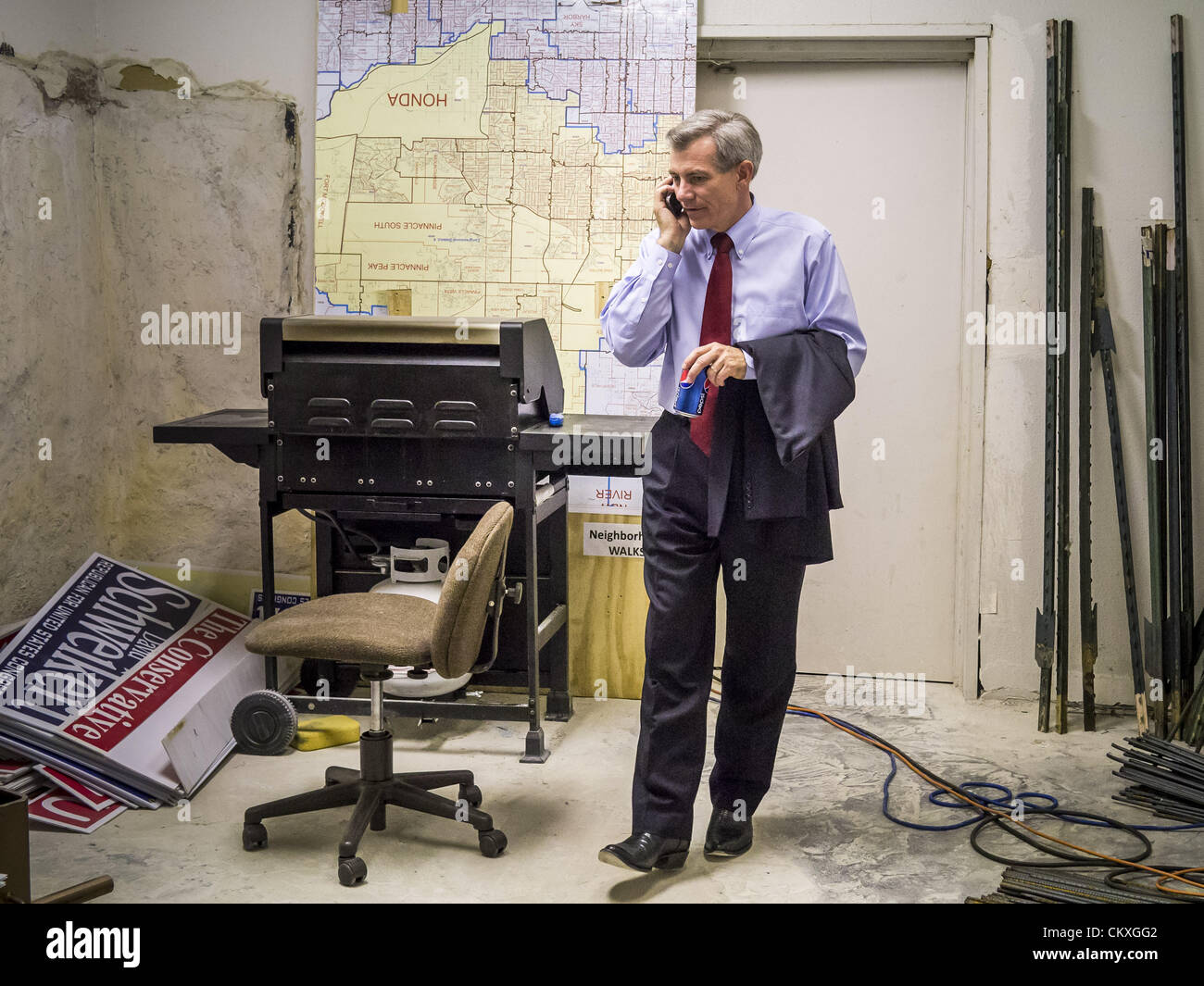 28 août 2012 - Phoenix, Arizona, États-Unis - Rempl. DAVID SCHWEIKERT (R-AZ) prend un appel à sa victoire partie mardi soir. Schweikert face au Congrès Ben Quayle dans ce qui a été le plus difficile l'élection primaire républicaine en Arizona en 2012. Les deux ont été les étudiants de républicain élu au Congrès de districts voisins en 2010. Ils se retrouvent dans le même quartier à la fin du processus de délimitation et confrontés les uns contre les autres dans la première pour représenter la 6e District de l'Arizona, qui est constitué de Scottsdale, Paradise Valley et parties de Phoenix. Le district est sol Banque D'Images