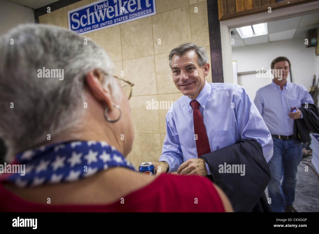 28 août 2012 - Phoenix, Arizona, États-Unis - Rempl. DAVID SCHWEIKERT (R-AZ), centre, parle d'un supporter à la victoire de Schweikert partie mardi. Schweikert face au Congrès Ben Quayle dans ce qui a été le plus difficile l'élection primaire républicaine en Arizona en 2012. Les deux ont été les étudiants de républicain élu au Congrès de districts voisins en 2010. Ils se retrouvent dans le même quartier à la fin du processus de délimitation et confrontés les uns contre les autres dans la première pour représenter la 6e District de l'Arizona, qui est constitué de Scottsdale, Paradise Valley et parties de Phoenix. Le distri Banque D'Images