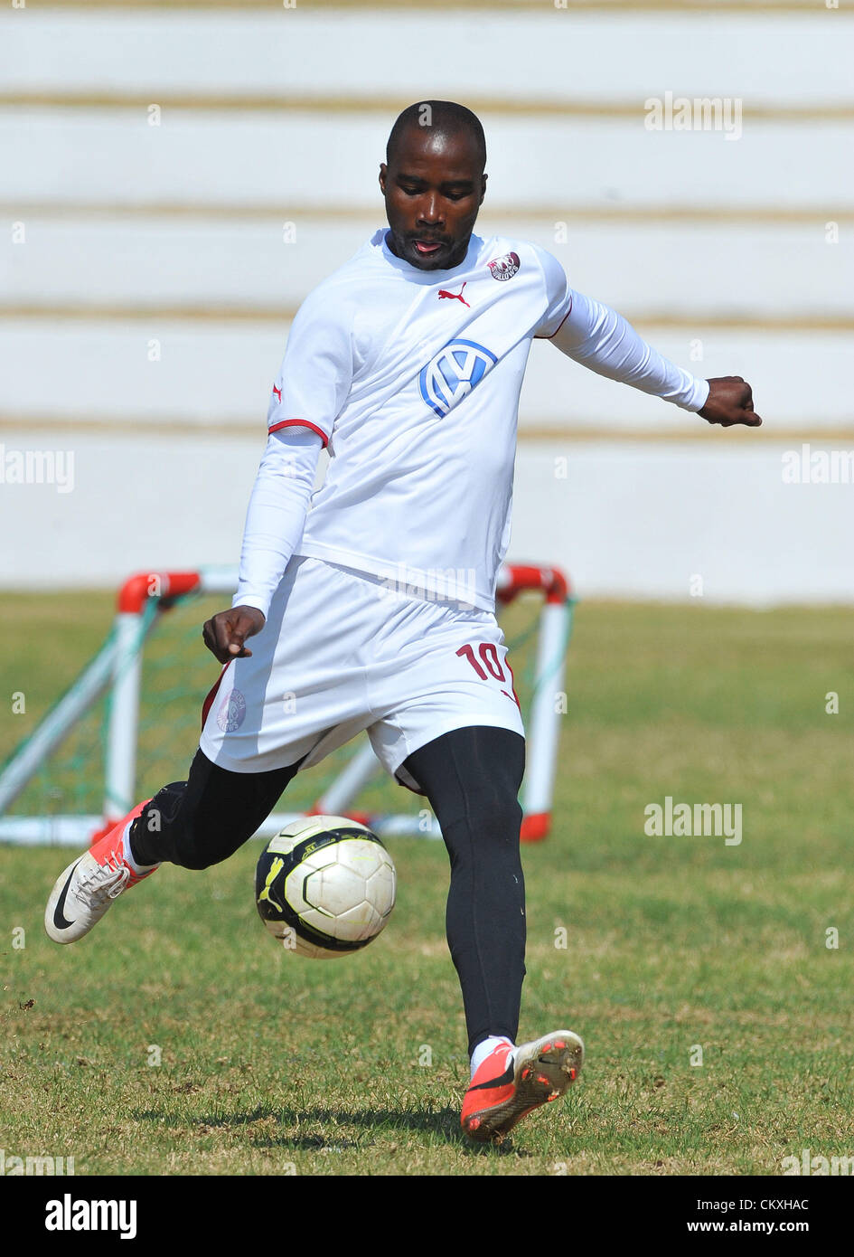 GERMISTON, AFRIQUE DU SUD - le 29 août, Siyabonga Nomvethe tire au but pendant la Moroka Swallows media journée portes ouvertes à Delville Terrain de sport Le 29 août 2012 à Germiston, Afrique du Sud Photo De Duif du Toit / Images Gallo Banque D'Images