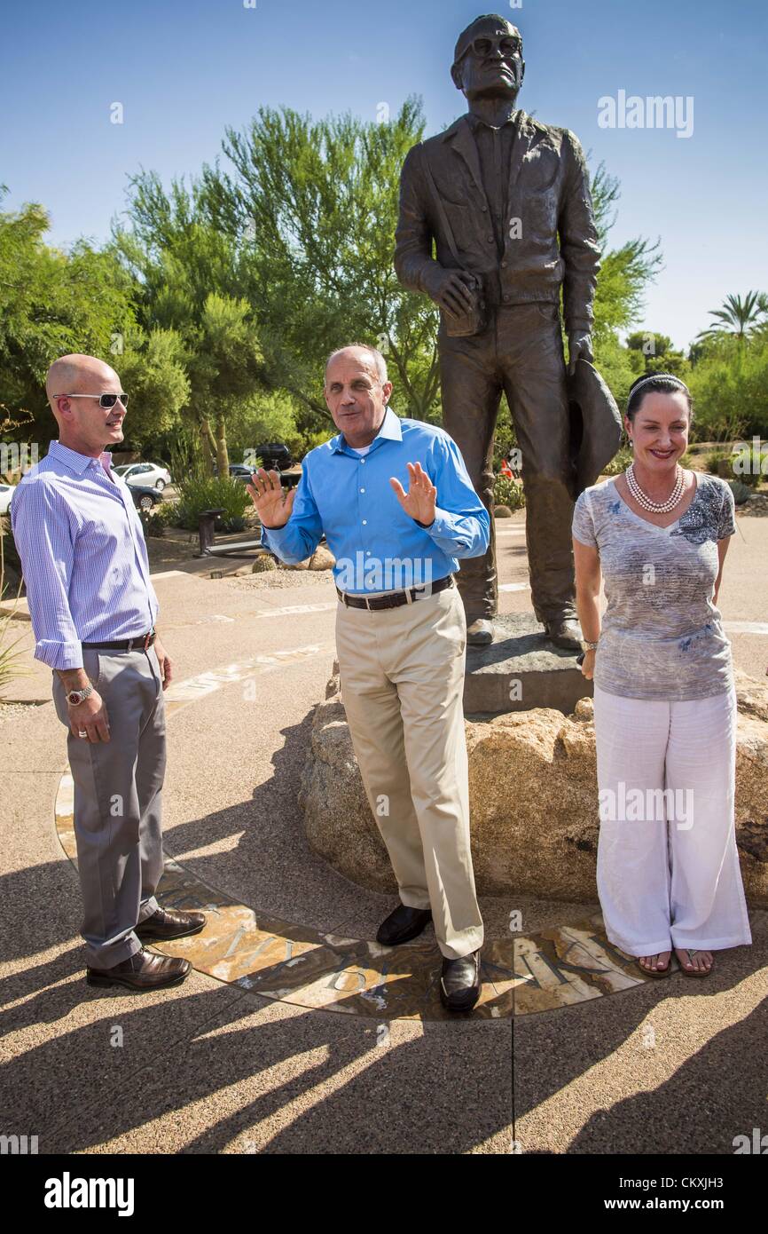 29 août 2012 - Paradise Valley, Arizona, États-Unis - Le Dr Richard Carmona, candidat démocrate pour nous de l'Arizona, du Sénat (centre, chemise bleue) avec TYLER ROSS GOLDWATER, gauche, et CC GOLDWATER en face d'une statue de Barry Goldwater après une conférence de presse à Barry Goldwater Memorial Park dans la région de Paradise Valley, AZ, mercredi. Carmona a gagné les mentions de Joanne Goldwater, fille de Barry Goldwater, le regretté sénateur républicain légendaire de l'Arizona. Il a également été approuvé par CC Goldwater, sa fille, et Tyler Ross Goldwater, CC, le fils de Goldwater. Barry Goldwater était de Paradise Valley. (Crédit Banque D'Images