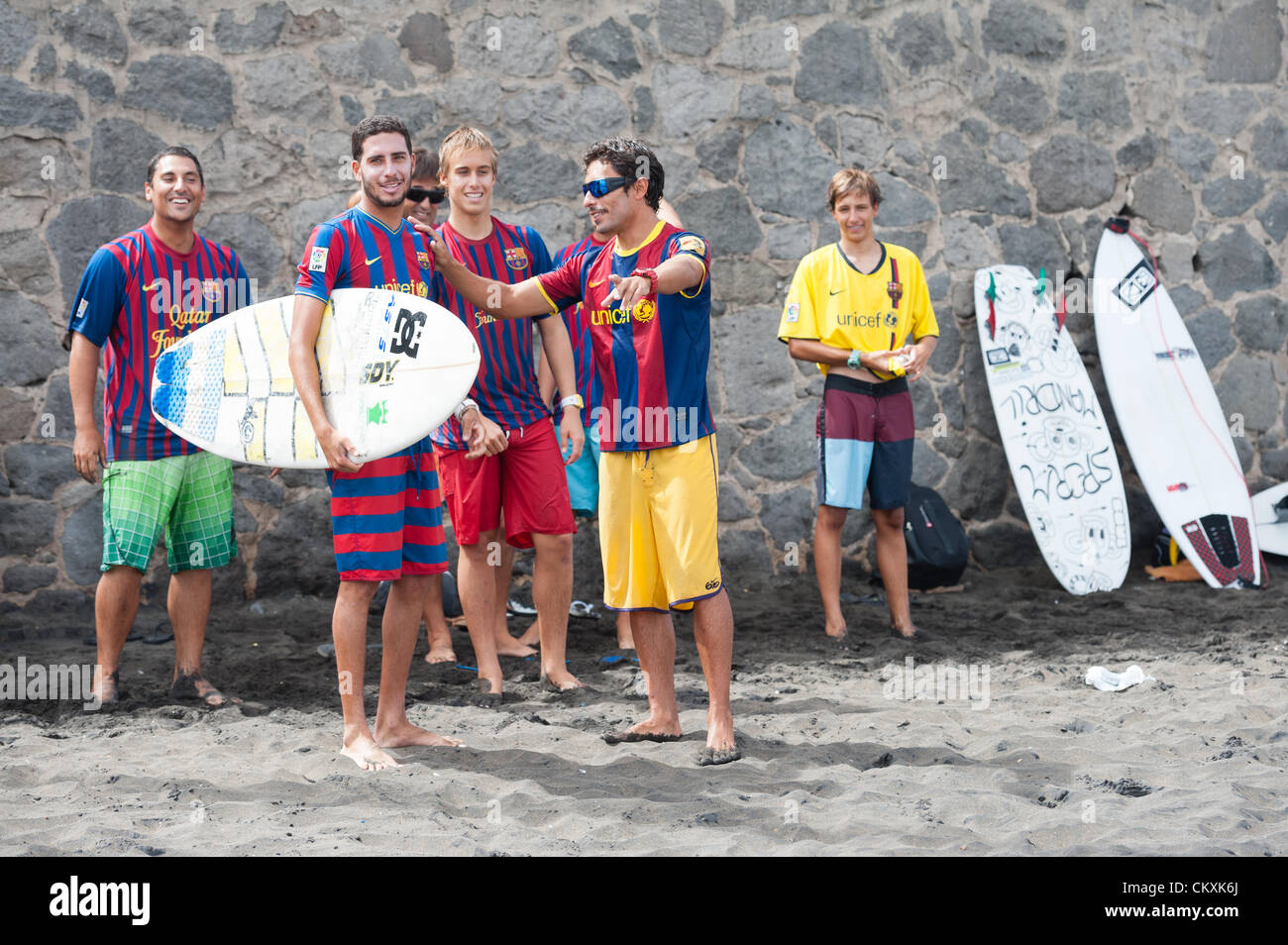 LAS PALMAS, îles Canaries, Espagne-29 août 2012 : jeunes surfeurs non identifiés de l'Université École de Surf et Surf Camp Las Palmas au cours d'une réunion informelle de la concurrence, formé comme un match de foot avec 11 surfeurs dans chaque équipe, une équipe est vêtus de T-shirts de football club F.C. Barcelone, l'autre par le Real Madrid. Banque D'Images