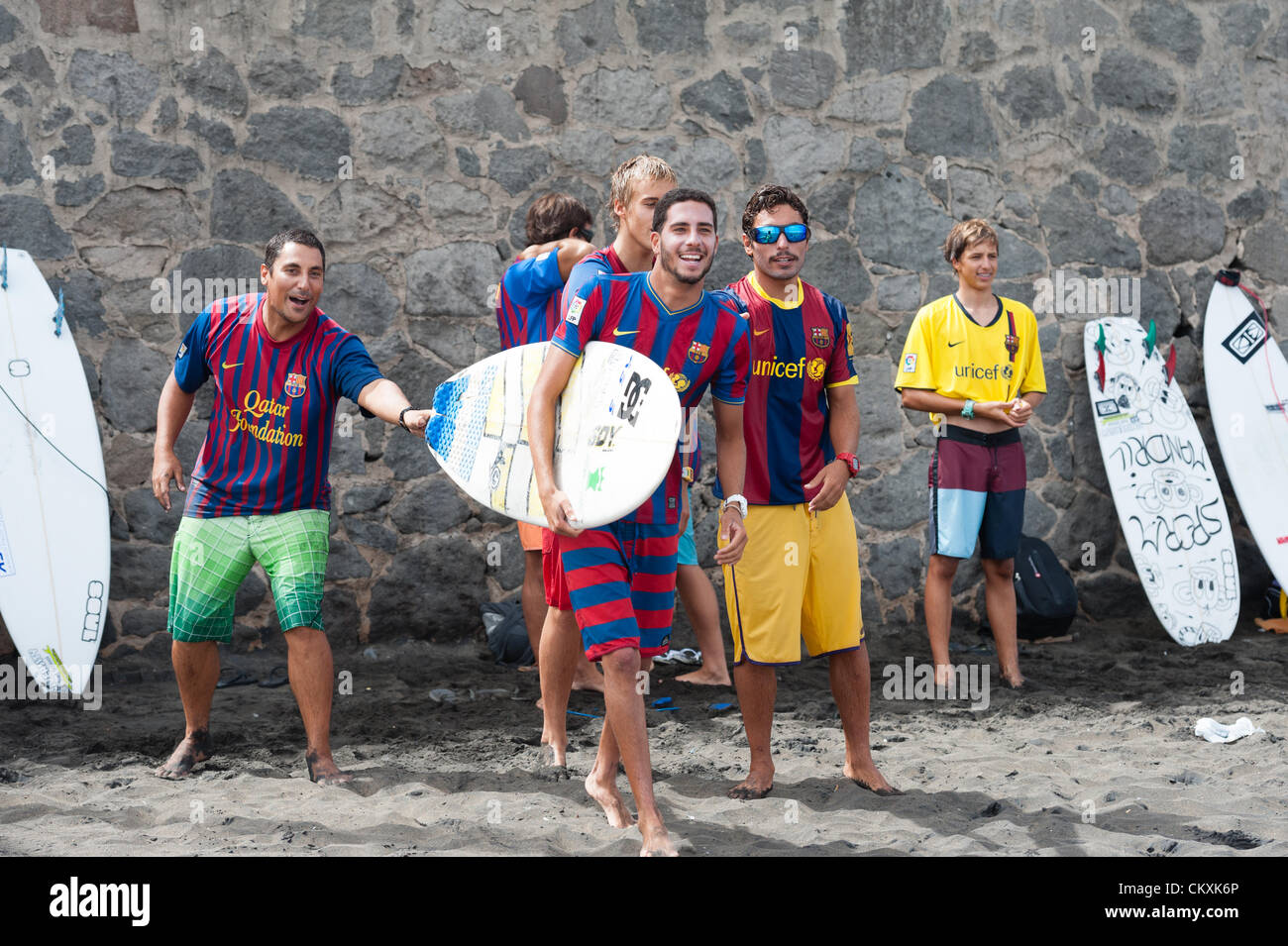 LAS PALMAS, îles Canaries, Espagne-29 août 2012 : jeunes surfeurs non identifiés de l'Université École de Surf et Surf Camp Las Palmas au cours d'une réunion informelle de la concurrence, formé comme un match de foot avec 11 surfeurs dans chaque équipe, une équipe est vêtus de T-shirts de football club F.C. Barcelone, l'autre par le Real Madrid. Banque D'Images