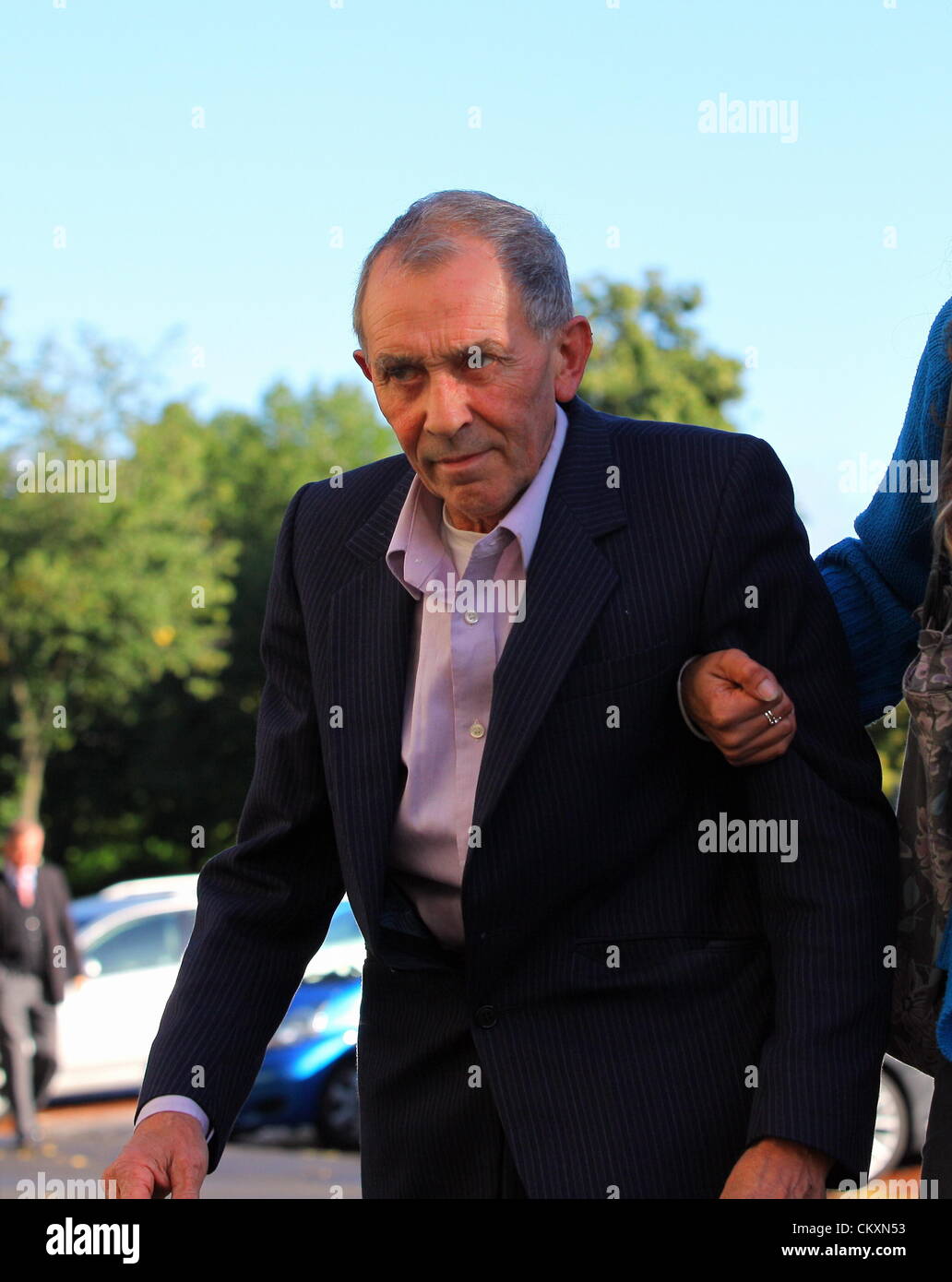 Cardiff, Wales, UK. 30Th Aug 2012. Sur la photo : Edward Adams arrivant à Cardiff Crown Court. Re : Un fermier qui a été reconnu coupable de conduite dangereuse après de graves blessures champion cycliste paralympique Colin Richardson est due à être condamné aujourd'hui par le Tribunal de la Couronne de Cardiff. Simon Richardson, 44 ans, qui a remporté deux médailles d'or et une d'argent en 2008, a été la formation pour les Jeux de Londres sur la A48 près de Bridgend en août de l'année dernière. à une audience antérieure, un jury à Newport Crown Court trouvé Edward Adams, 60 ans, de Bridgend, coupable de conduite dangereuse. Credit : D Legakis / Alamy Live News Banque D'Images