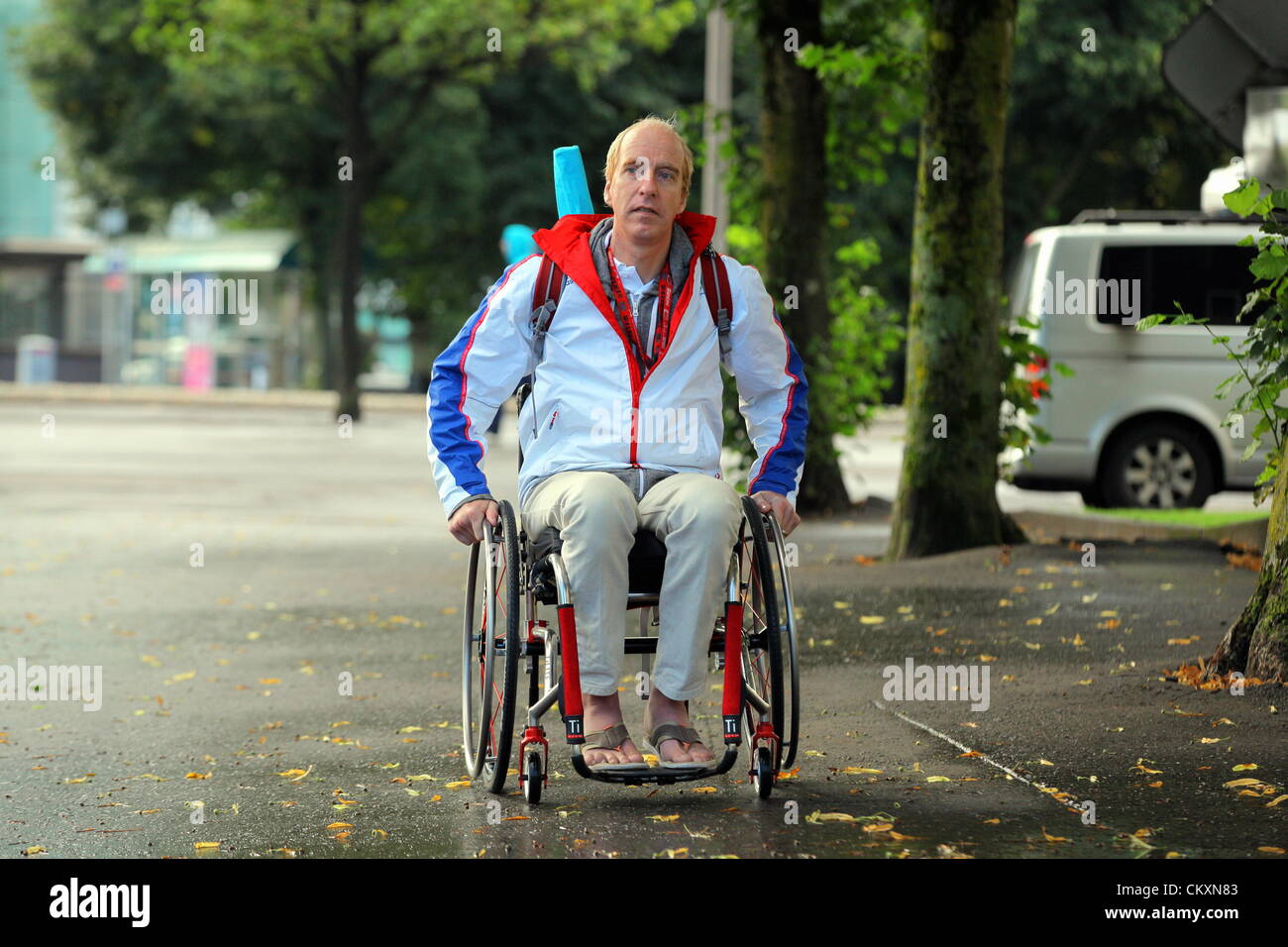 Cardiff, Wales, UK. 30Th Aug 2012. Photo : Simon Richardson cycliste paralympique MBE en dehors de Cardiff Crown Court. Re : Un fermier qui a été reconnu coupable de conduite dangereuse après de graves blessures champion cycliste paralympique Colin Richardson est due à être condamné aujourd'hui par le Tribunal de la Couronne de Cardiff. Simon Richardson, 44 ans, qui a remporté deux médailles d'or et une d'argent en 2008, a été la formation pour les Jeux de Londres sur la A48 près de Bridgend en août de l'année dernière. à une audience antérieure, un jury à Newport Crown Court trouvé Edward Adams, 60 ans, de Bridgend, coupable de conduite dangereuse. Credit : D Legakis / Alamy Li Banque D'Images