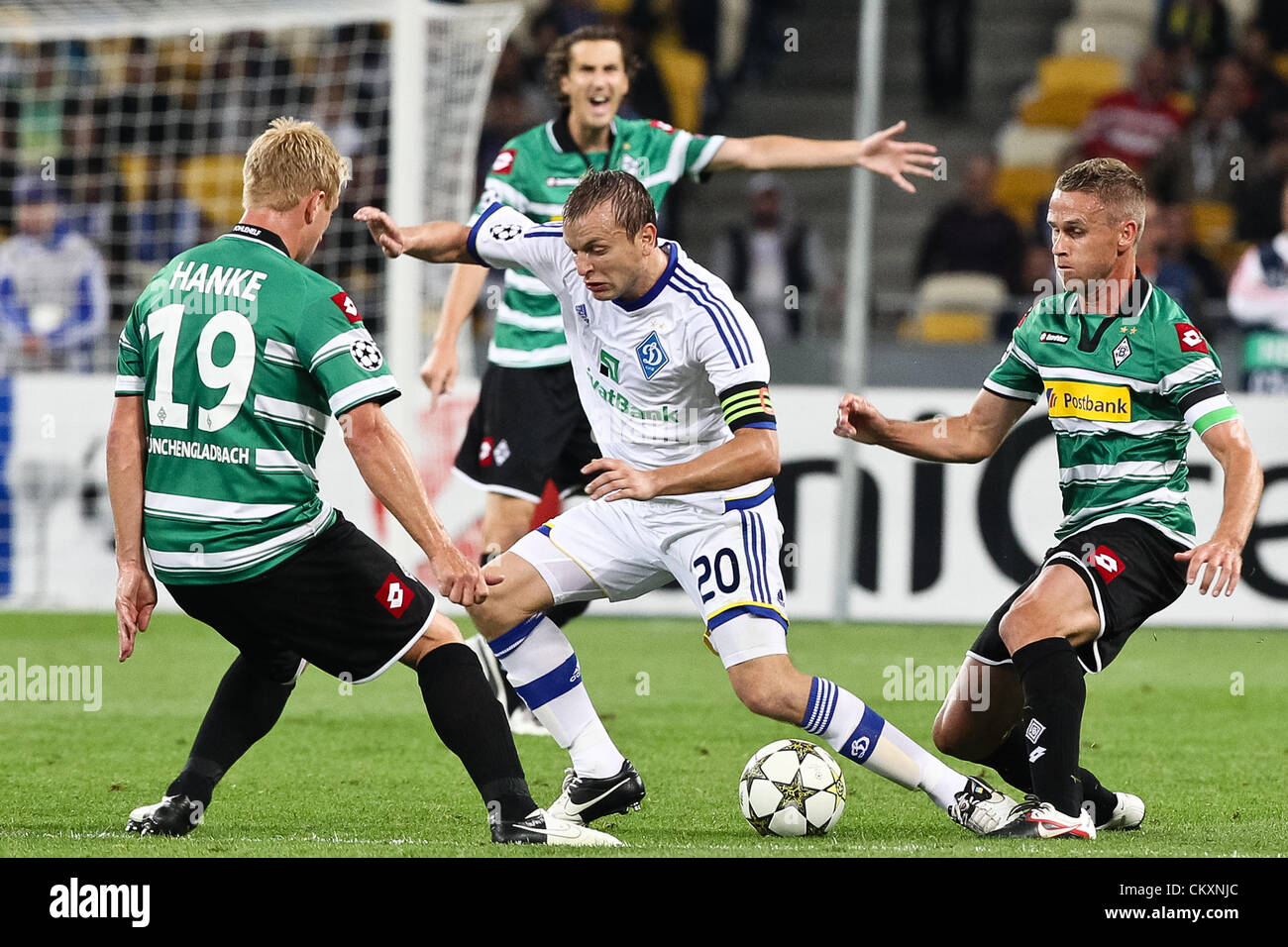 Kiev, Ukraine. 29 août 2012. Mike Hanke (L) et Filip Daems (R) du Borussia se bat pour la balle avec Oleh Goussev (C) de Dynamo lors de la deuxième éliminatoire de la Ligue des Champions de football match de jambe de l'Ukrainien FC Dynamo Kiev vs Borussia VfL Mönchengladbach de l'Allemagne à la stade Olympiyskyi à Kiev, Ukraine, 29 août 2012. Banque D'Images