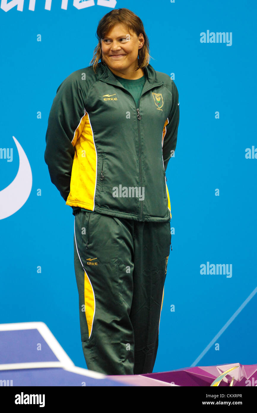 30.08.2012 Stratford, en Angleterre. Natalie DU TOIT (RSA) se prépare à recevoir sa médaille d'or dans le 100m papillon S9 le jour 1 de les Jeux Paralympiques de 2012 à Londres au centre aquatique. Banque D'Images