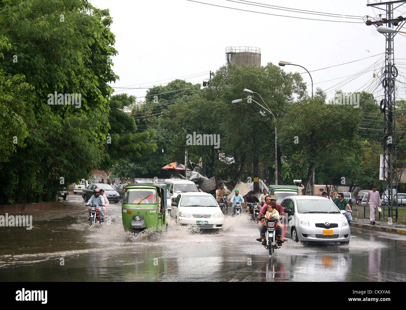 Les voyageurs passant par l'eau de pluie s'élève à près de Shimla Hills Road à Lahore le Vendredi, Août 31, 2012 Banque D'Images