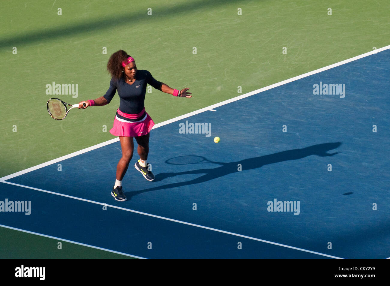 Serena Williams, de l'USA pendant le double féminin deuxième tour sur la cinquième Journée de l'US Open 2012 le 31 août 2012. Elle et sa soeur, Venus Williams, jouez contre Kristina Mladenovic de France, et de Pologne à Klaudia Jans-Ignacik la Billie Jean King National Tennis Center de Flushing, New York. Banque D'Images Serena Williams, de l'USA pendant le double féminin deuxième tour sur la cinquième Journée de l'US Open 2012 le 31 août 2012. Elle et sa soeur, Venus Williams, jouez contre Kristina Mladenovic de France, et de Pologne à Klaudia Jans-Ignacik la Billie Jean King National Tennis Center de Flushing, New York. Banque D'Images